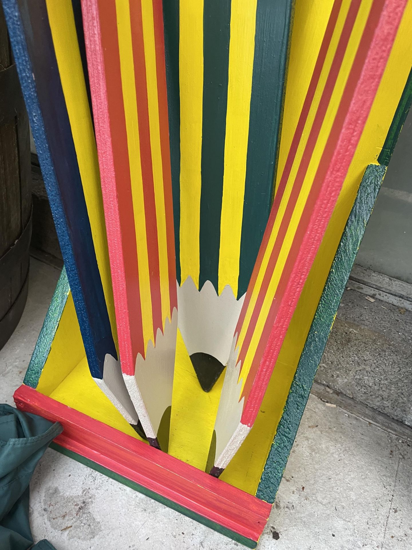 FOUR LARGE HAND PAINTED PENCILS IN A SHOP DISPLAY STAND - Bild 2 aus 4