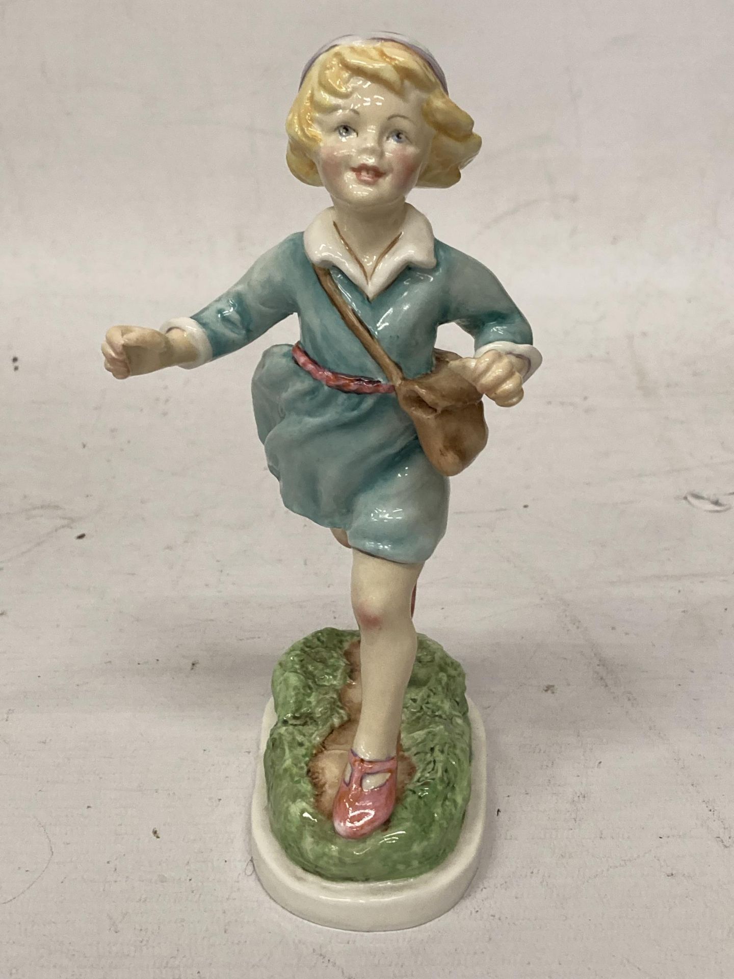 A ROYAL WORCESTER FIGURE "THURSDAY'S CHILD HAS FAR TO GO" 3522 - Image 2 of 5