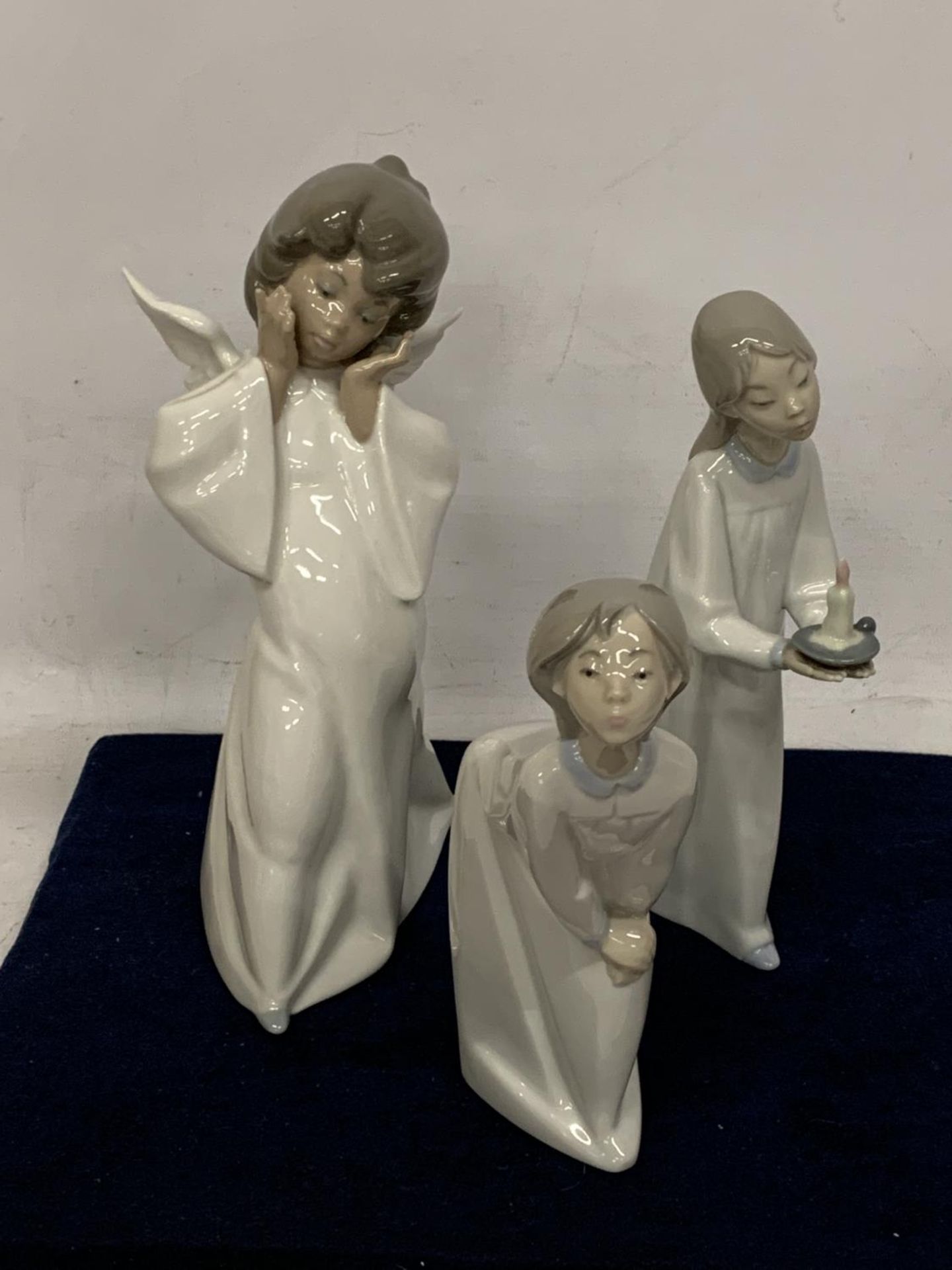 THREE LLADRO FIGURES TO INCLUDE AN ANGEL AND TWO GIRLS