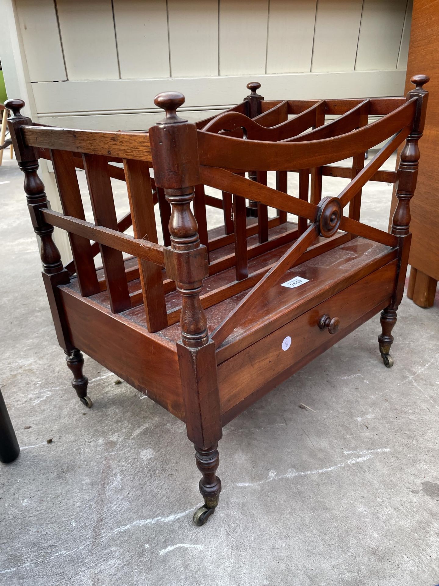 A 19TH CENTURY MAHOGANY THREE DIVISION CANTERBURY WITH SINGLE DRAWER AND QUANTITY OF MATS - Bild 2 aus 3