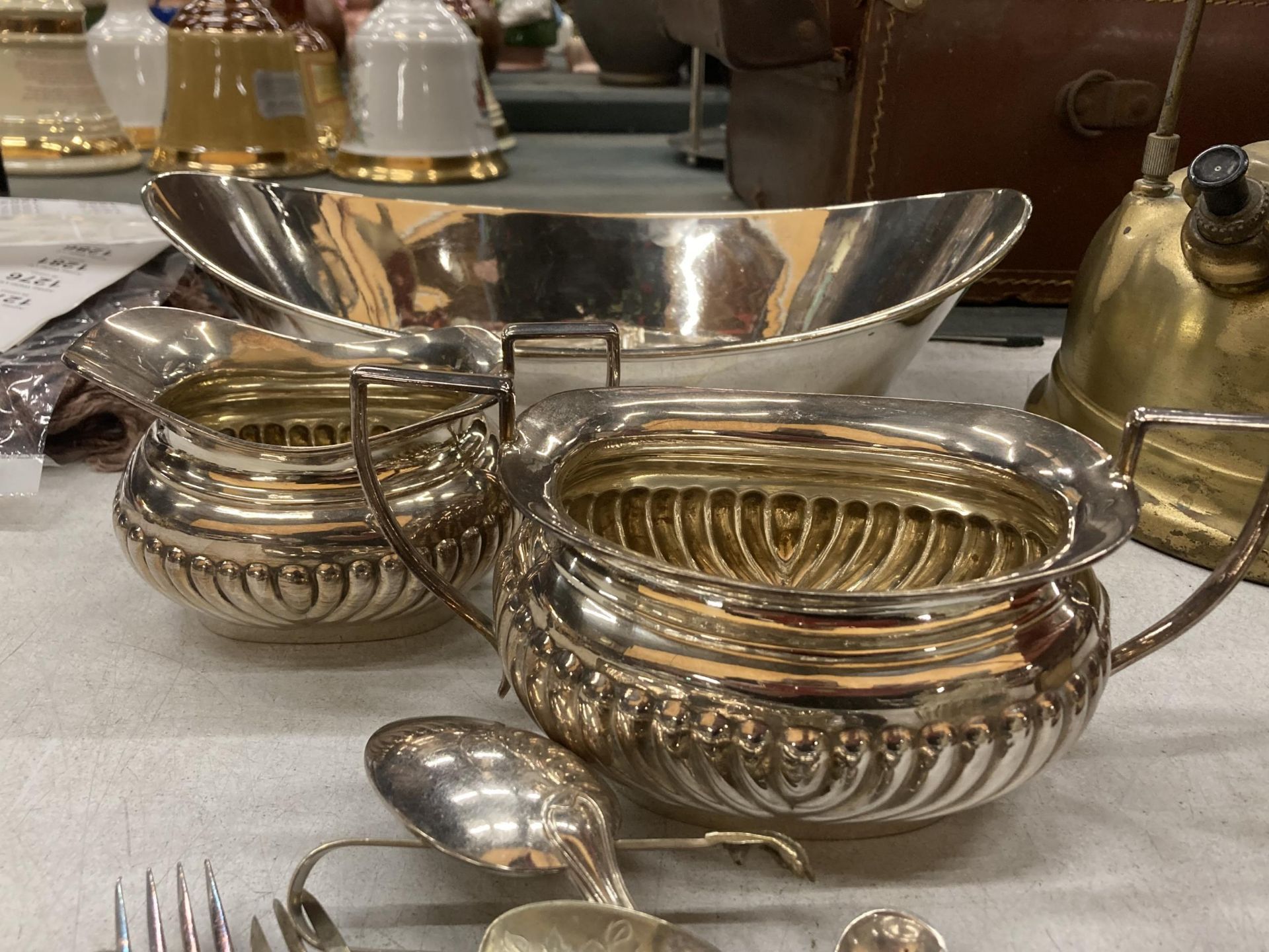 A QUANTITY OF SILVER PLATED ITEMS TO INCLUDE FLATWARE, A CREAM JUG, SUGAR BOWL, BOWLS, ETC - Image 2 of 3