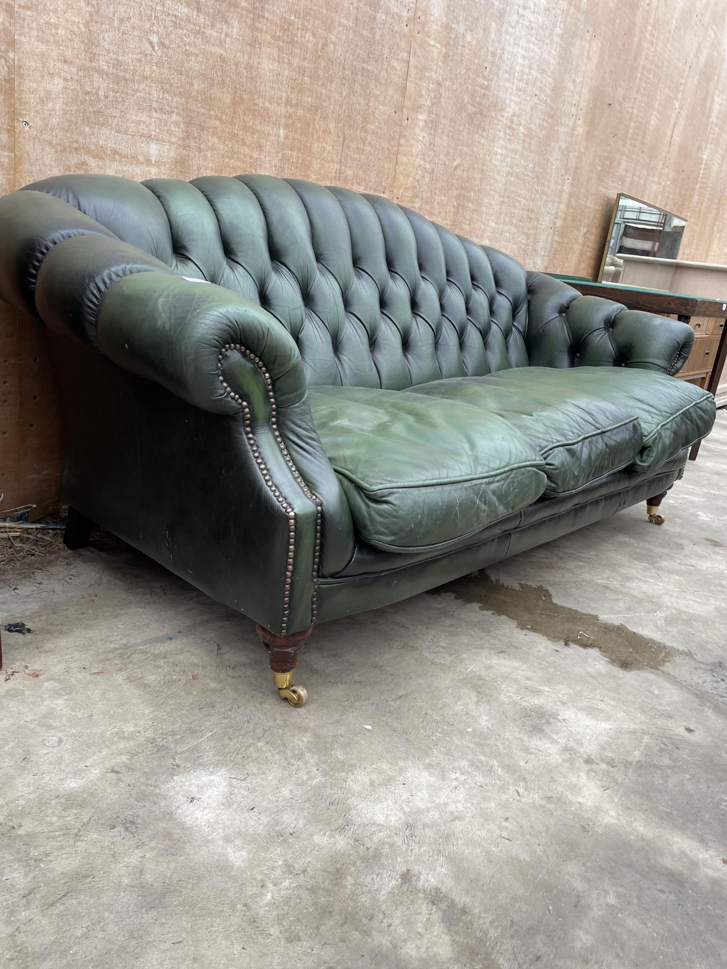 A GREEN LEATHER 'WINCHESTER FURNITURE' CHESTERFIELD THREE SEATER SETTEE - Image 2 of 4