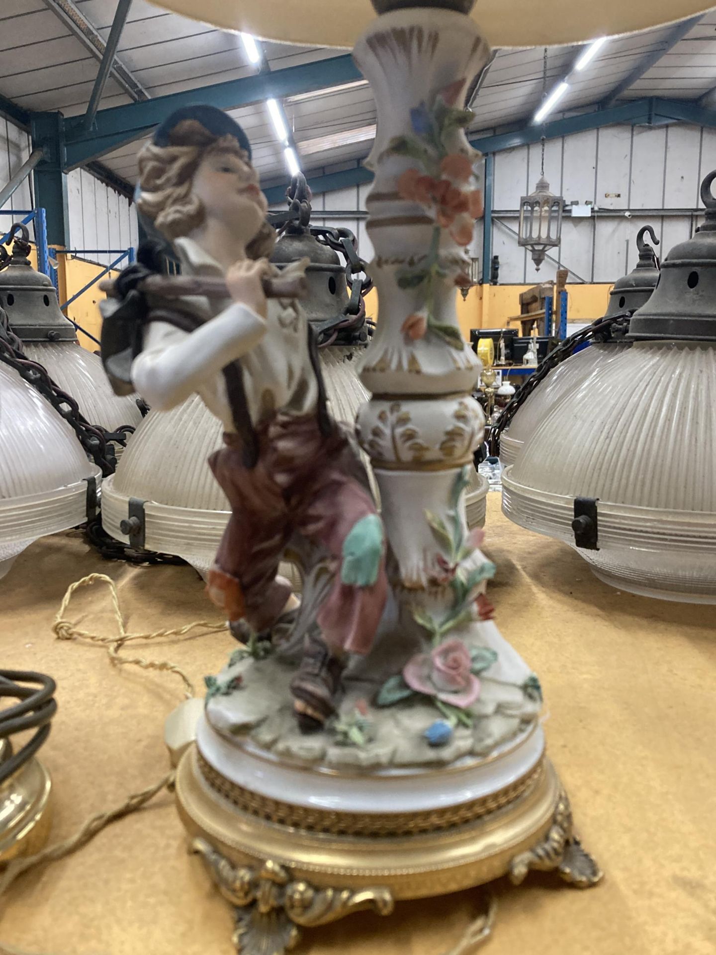 AN ITALIAN FIGURAL POTTERY TABLE LAMP AND SHADE ON GILT METAL BASE - Image 2 of 3