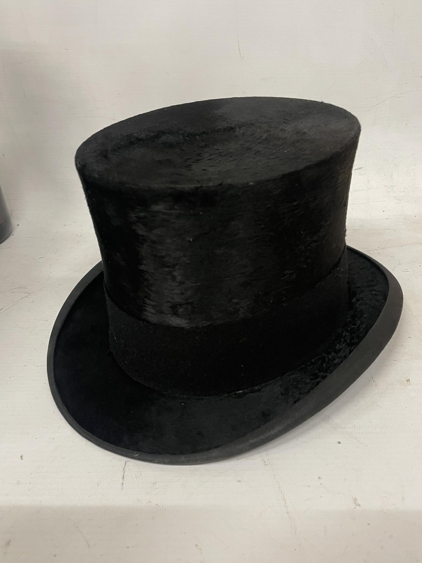 A VINTAGE BATTERSBY & CO, LONDON SILK TOP HAT IN ORIGINAL LEATHER BOX - Image 2 of 5