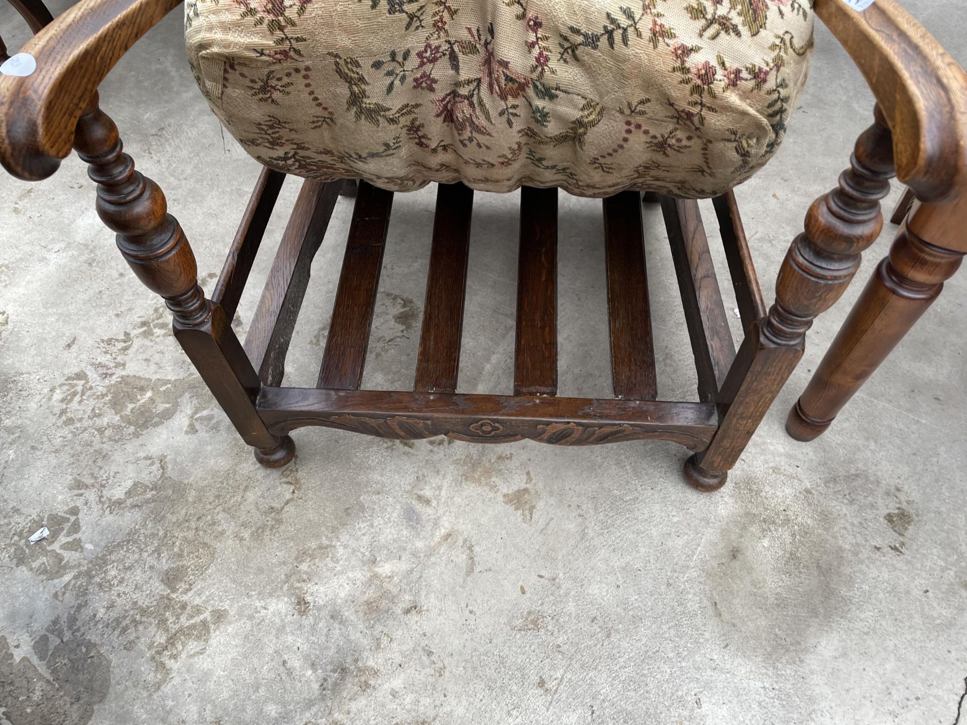 A MID 20TH CENTURY OAK LOW FIRESIDE CHAIR - Image 4 of 4