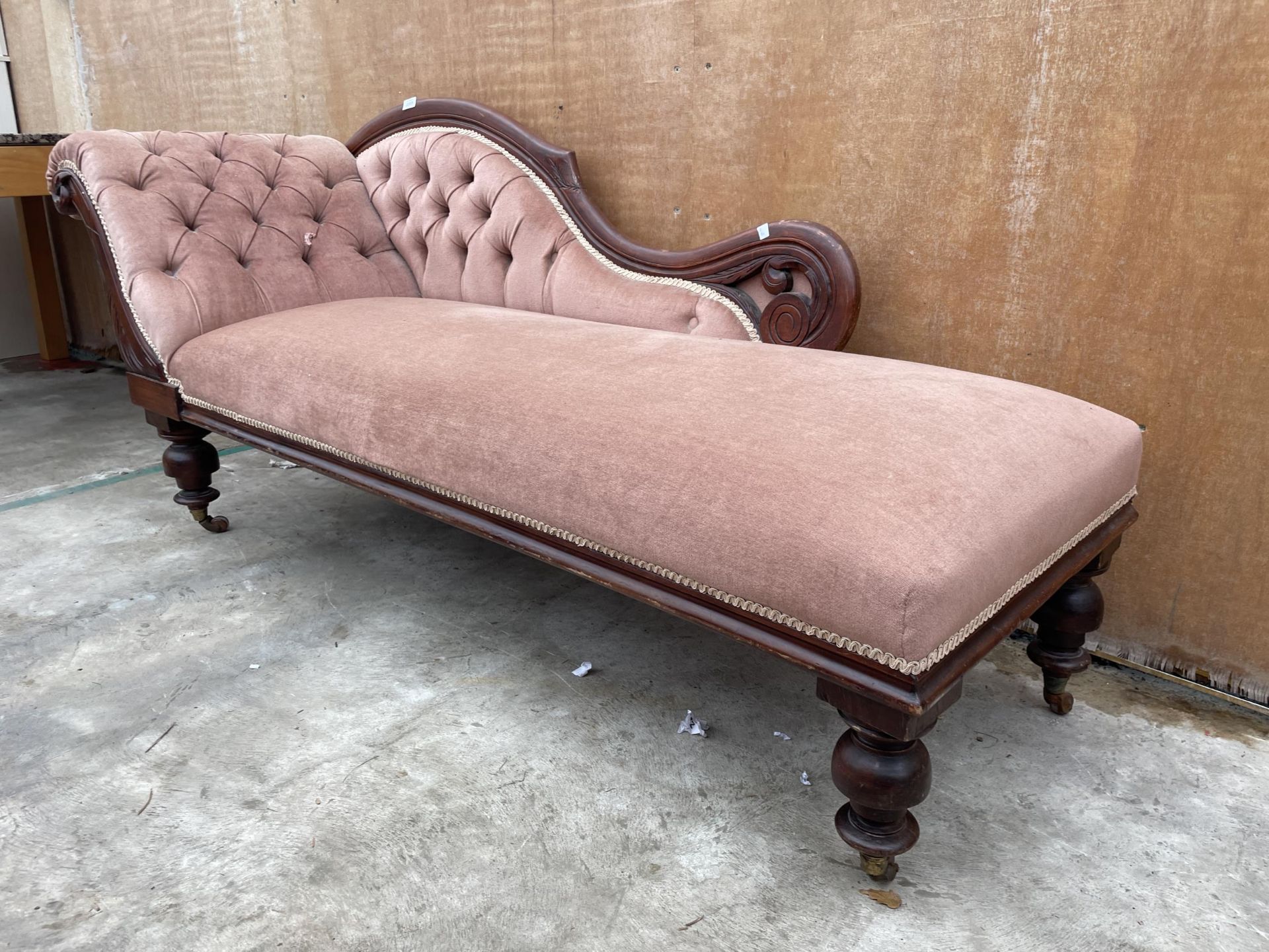 A VICTORIAN BEECH FRAMED CHAISE LONGUE ON TURNED LEGS - Image 2 of 4