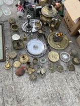 A LARGE QUANTITY OF ASSORTED METAL WARE ITEMS TO INCLUDE BRASS CANDLE STICKS, A BRASS URN AND