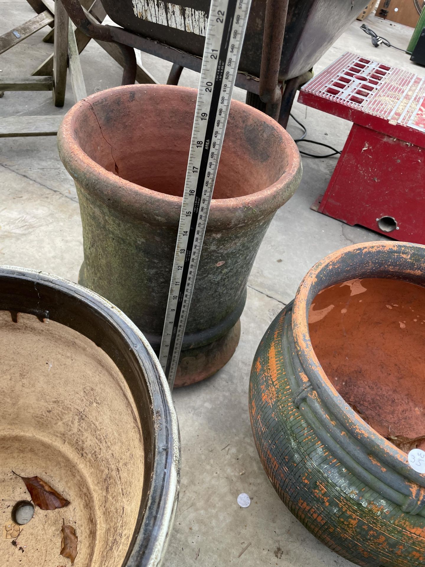 AN ASSORTMENT OF GLAZED AND TERRACOTTA PLANT POTS - Image 5 of 6