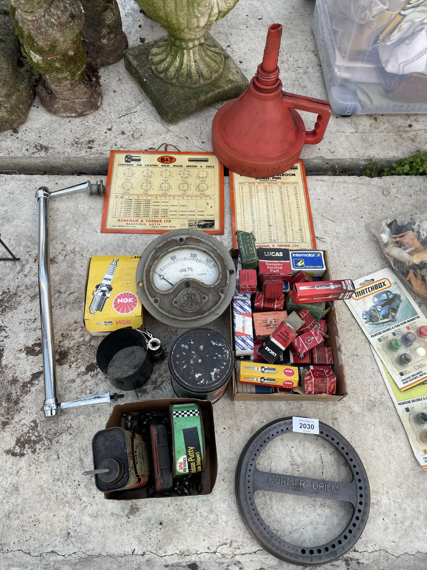 AN ASSORTMENT OF VINTAGE ITEMS TO INCLUDE SPARK PLUGS, A VOLT METER AND OIL CANS ETC