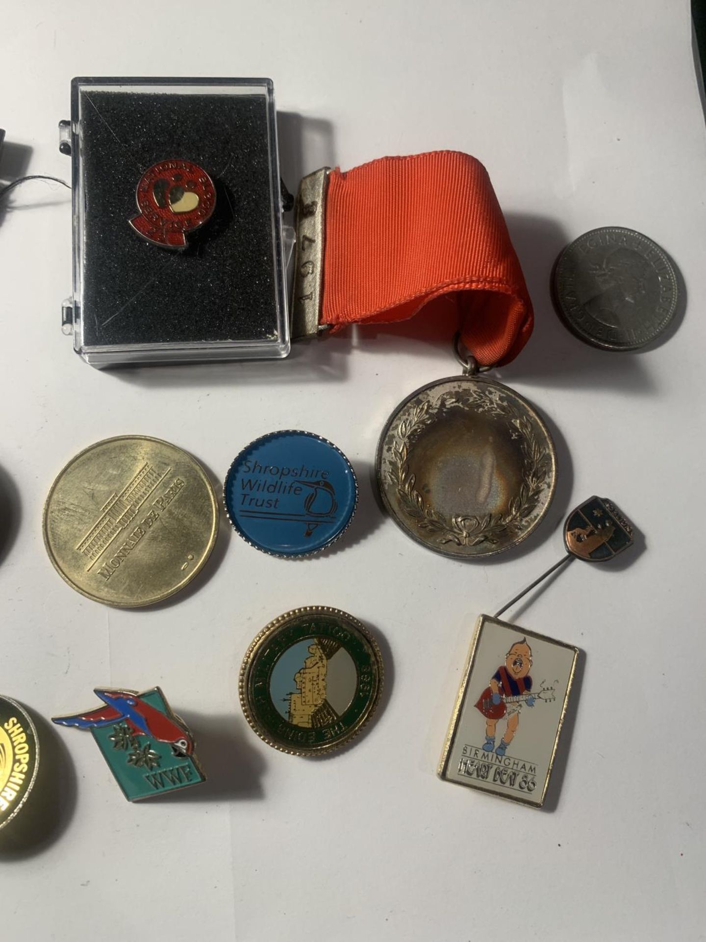 A LARGE COLLECTION OF MEDALS AND BADGES - Bild 3 aus 3