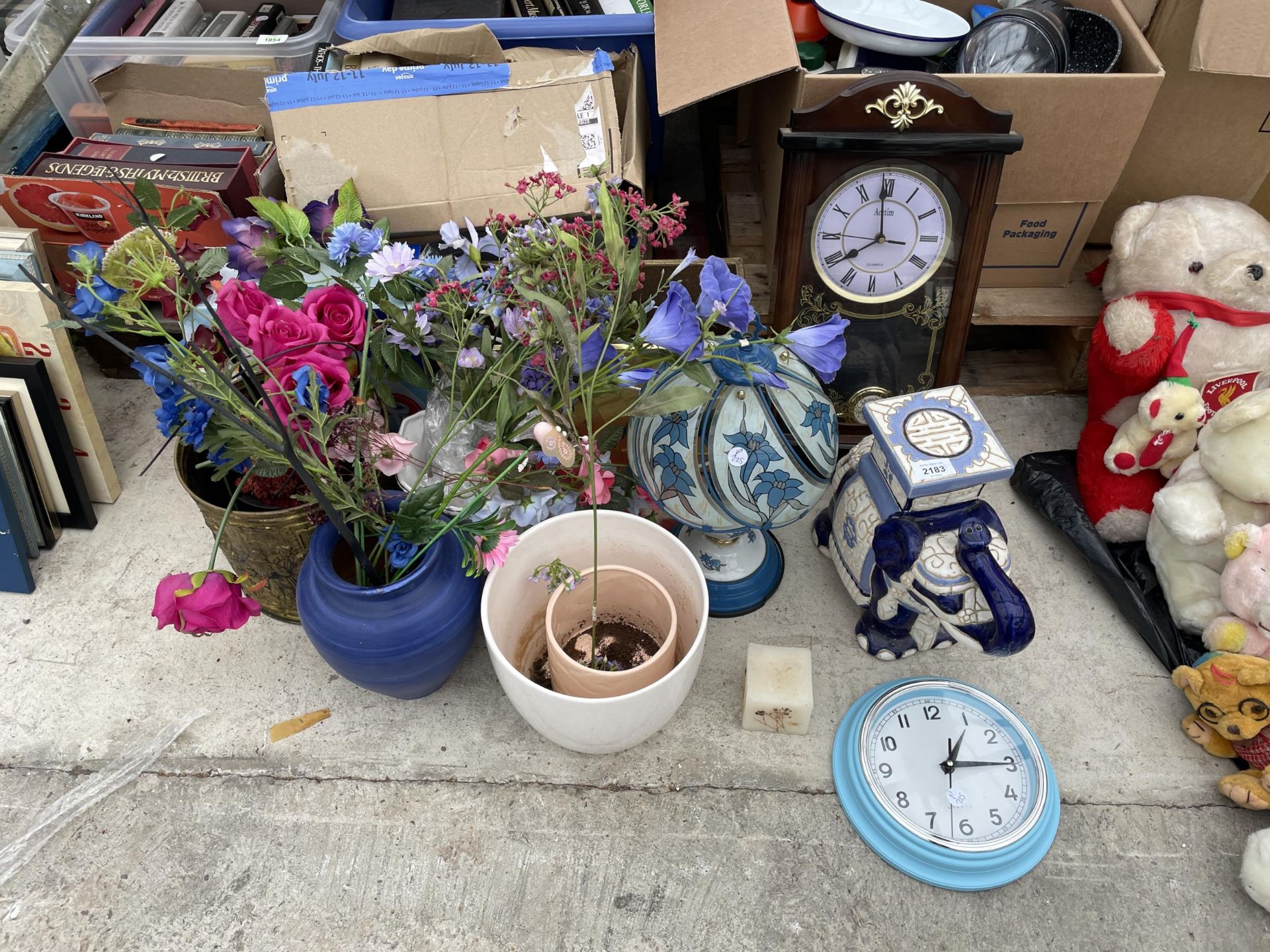 AN ASSORTMENT OF ITEMS TO INCLUDE PLANT POTS, A CERAMIC ELEPHANT AND A CLOCK ETC