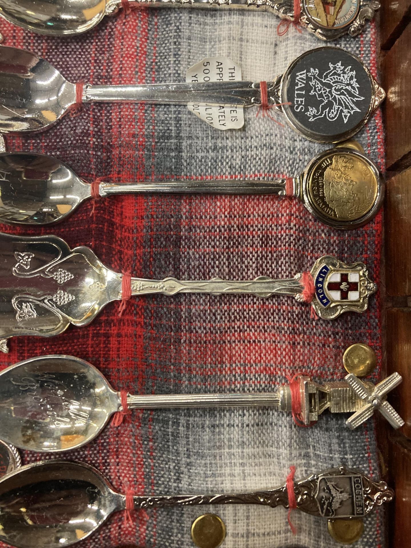 A WOODEN DISPLAY BOX CONTAINING ASSORTED COLLECTABLE SILVER PLATED TEASPOONS - Image 5 of 5