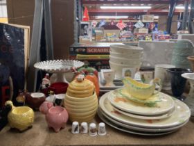 A MIXED LOT OF CERAMICS TO INCLUDE FRUIT LIDDED PRESERVE POTS, CROWN DUCAL GRAVY BOAT, ANIMAL EGG
