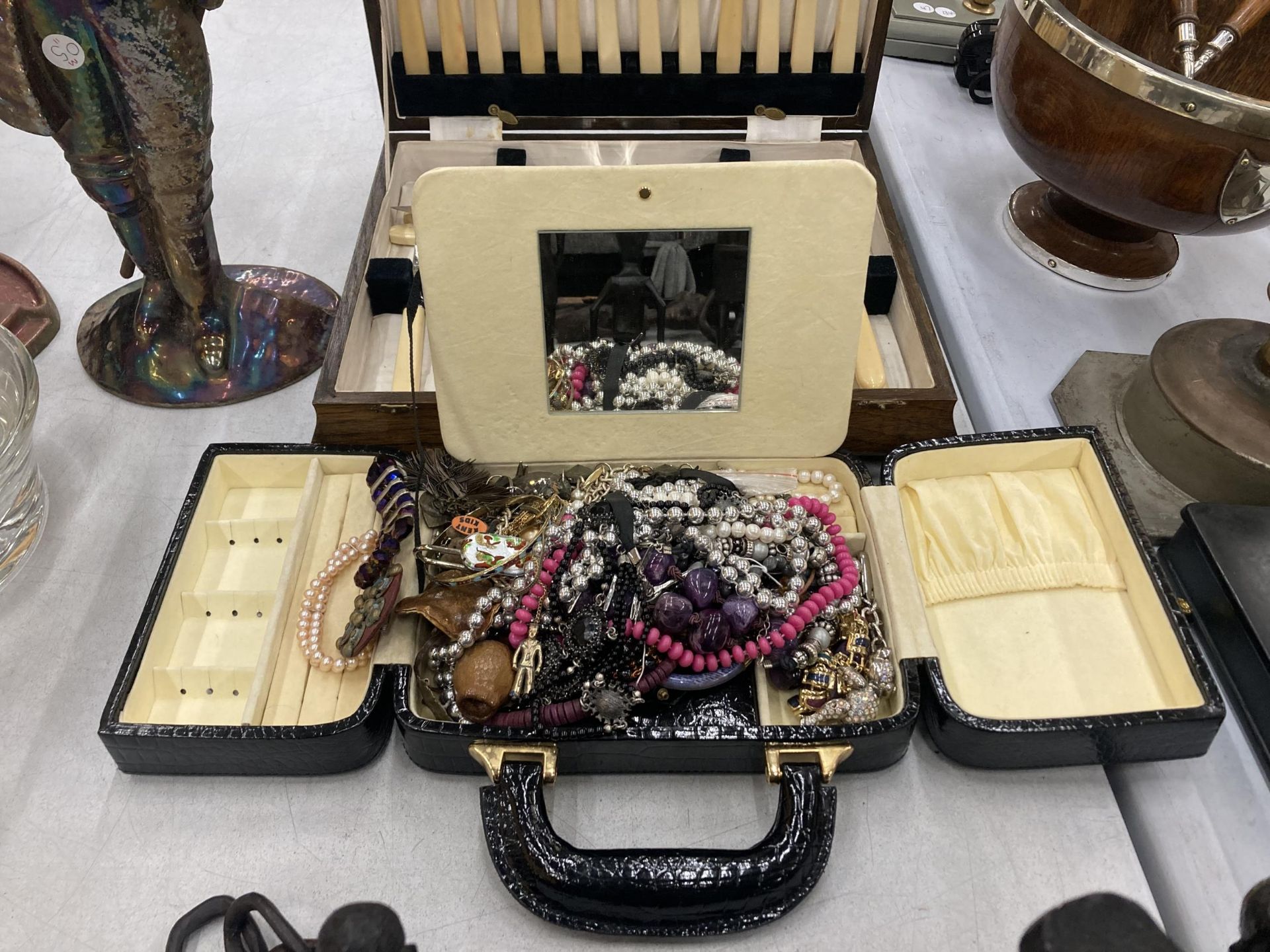 A JEWELLERY BOX OF ASSORTED COSTUME JEWELLERY