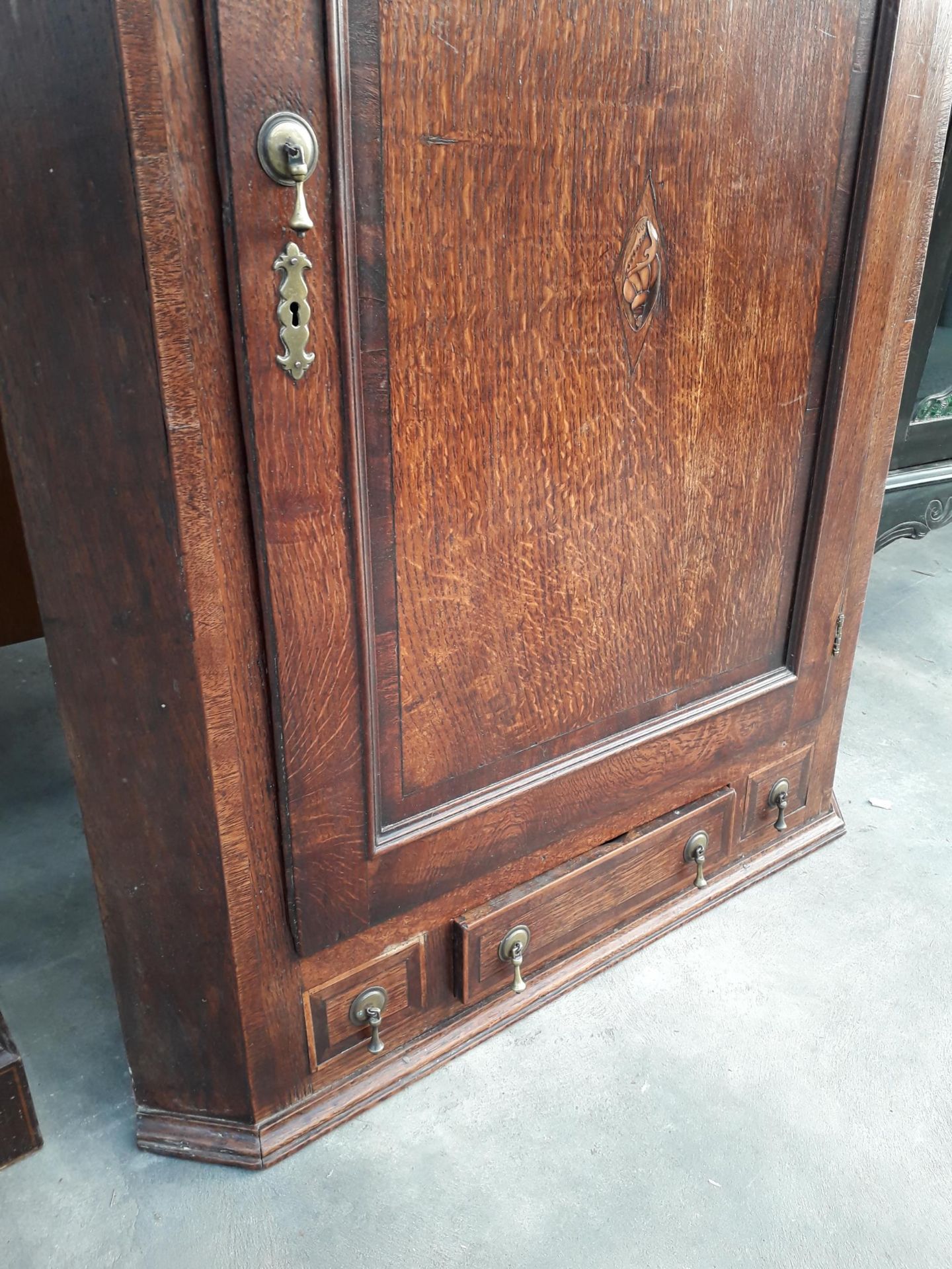 A GEORGE III OAK CORNER CUPBOARD - Image 2 of 3