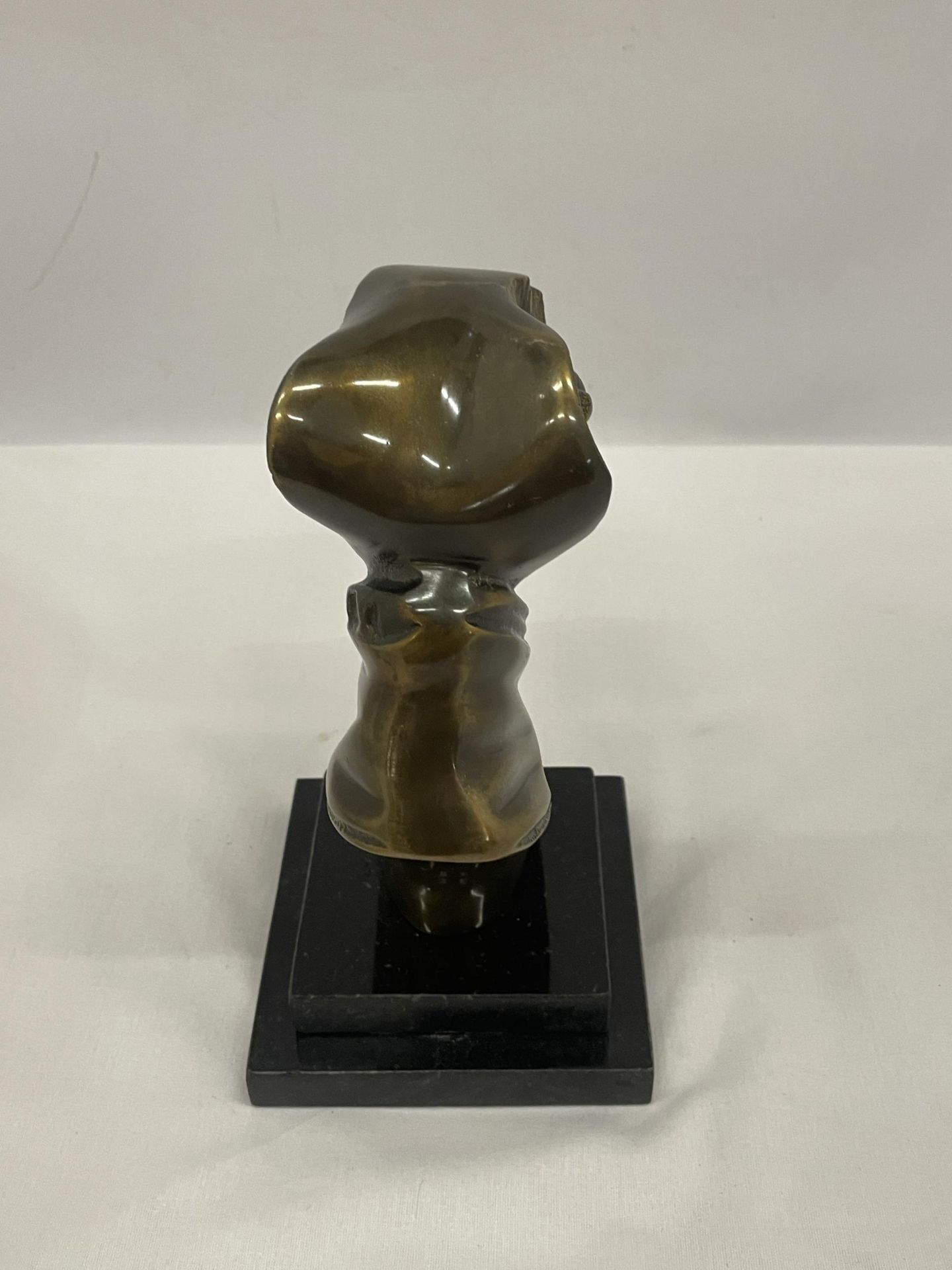 A BRONZE BUST OF A GREYHOUND HEAD ON A MARBLE BASE - Image 3 of 3