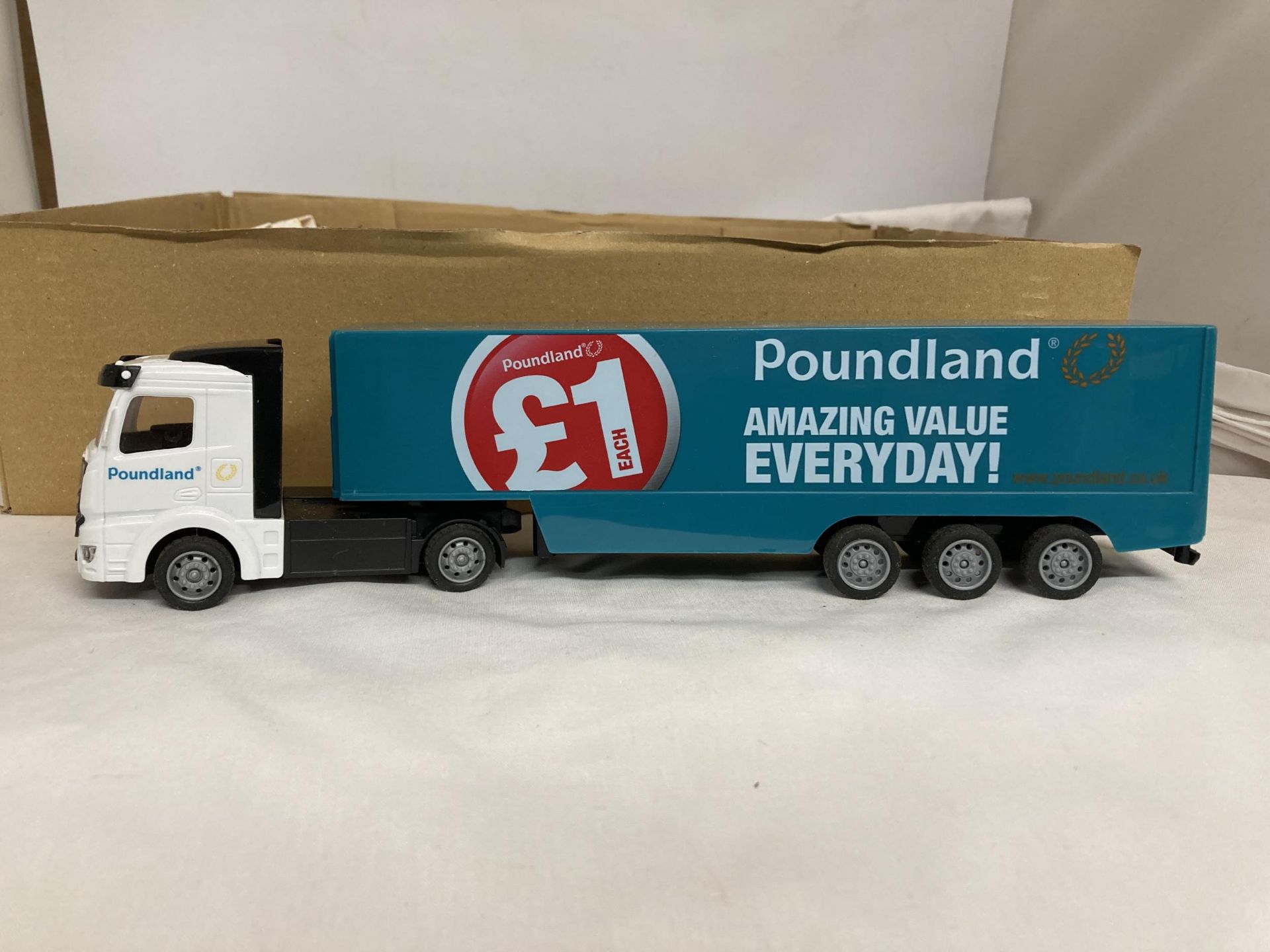 A BOX OF FIVE LORRIES PLUS ONE BUS TO INCLUDE MORRISON, POUNDLAND, ETC., - Bild 3 aus 4