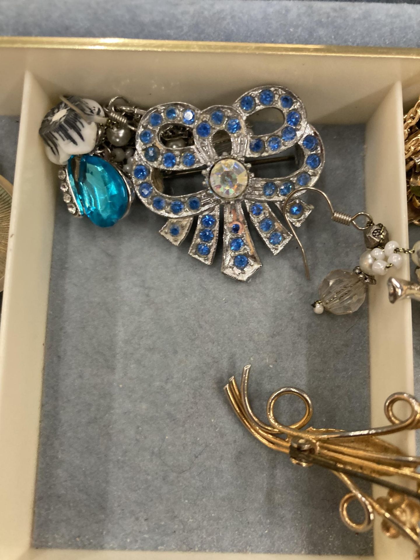 A LARGE COLLECTION OF ASSORTED COSTUME JEWELLERY IN JEWELLERY BOX AND FURTHER CASE - Bild 4 aus 6