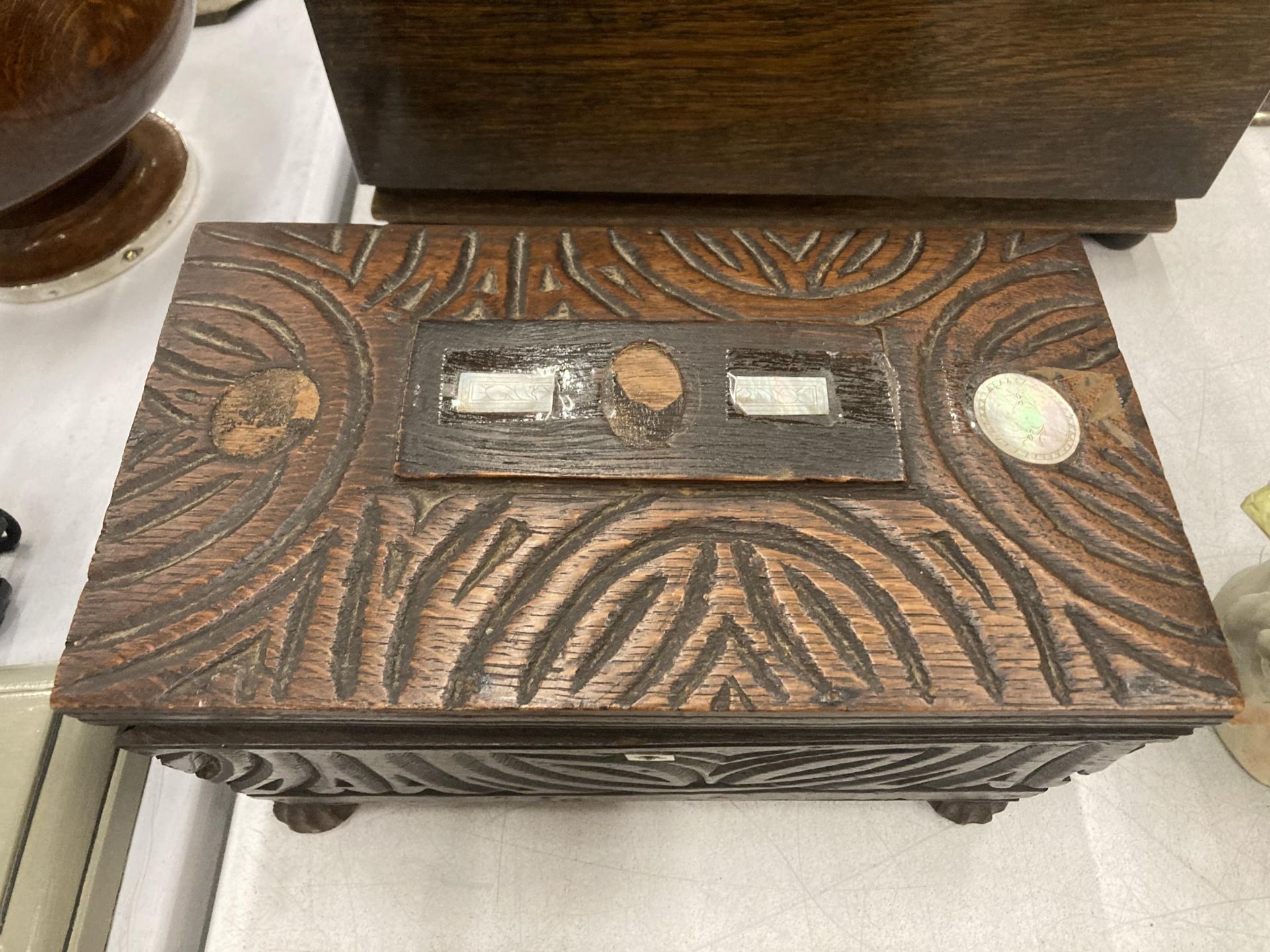 A GEORGIAN CARVED WOODEN TEA CADDY BOX - Image 2 of 4