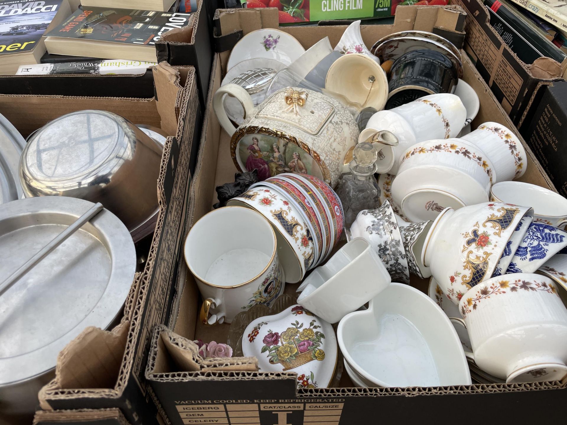 AN ASSORTMENT OF HOUSEHOLD CLEARANCE ITEMS TO INCLUDE CERAMICS AND GLASS WARE ETC - Image 4 of 5