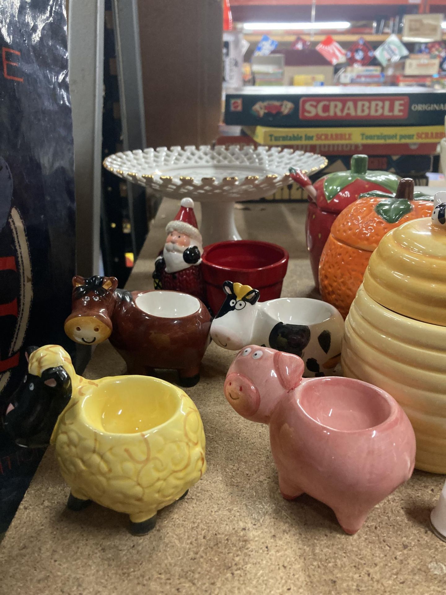 A MIXED LOT OF CERAMICS TO INCLUDE FRUIT LIDDED PRESERVE POTS, CROWN DUCAL GRAVY BOAT, ANIMAL EGG - Image 4 of 6