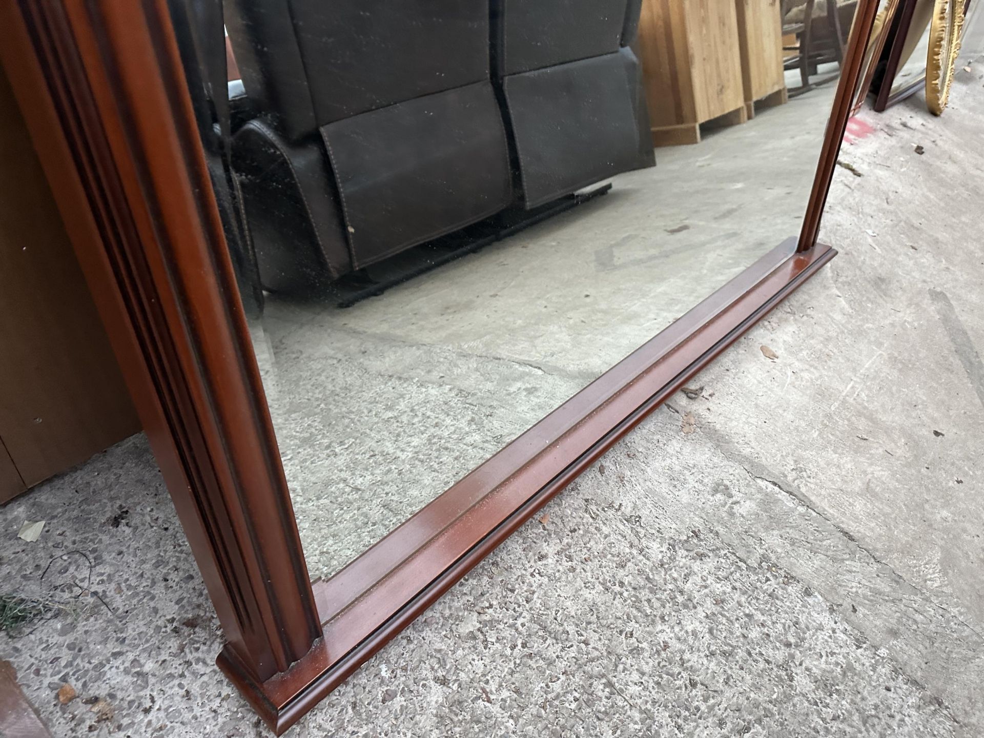 A LARGE MAHOGANY FRAMED MIRROR - Image 3 of 3