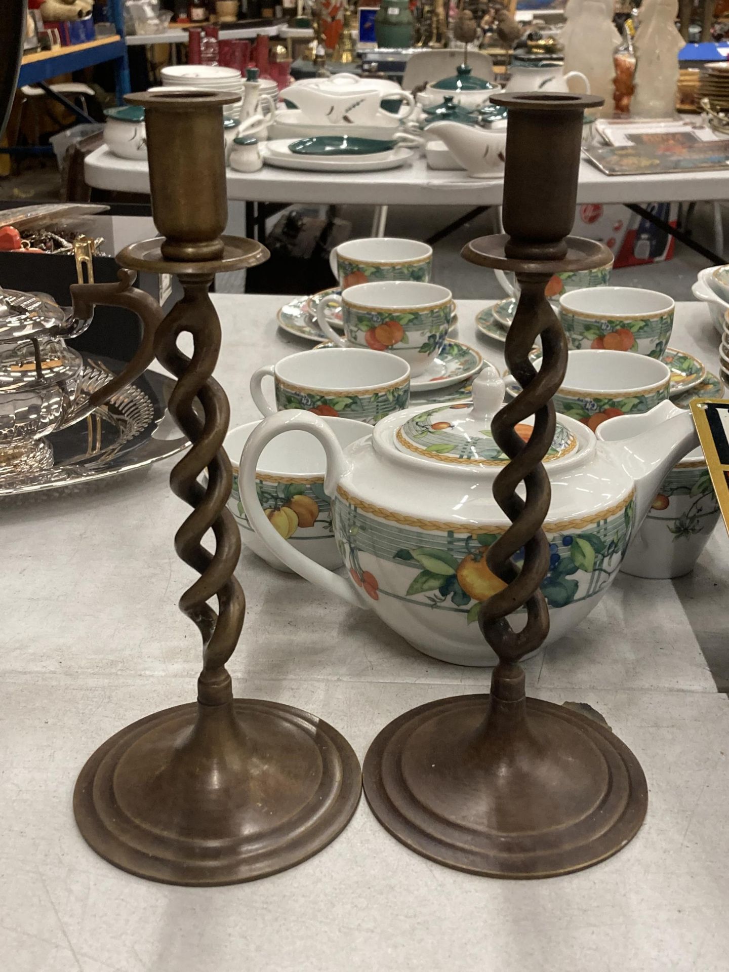 A PAIR OF BRONZE CANDLESTICKS WITH TWISTED STEMS, HEIGHT 27CM