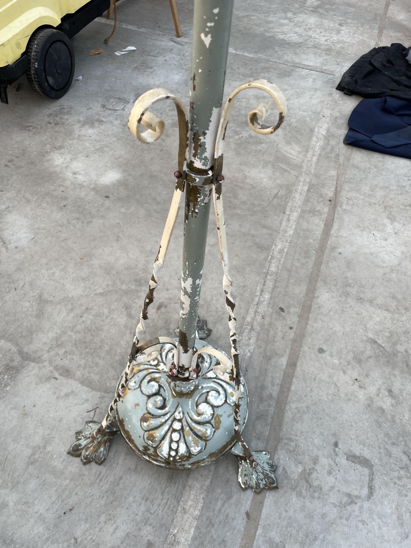 A VINTAGE BRASS STANDARD LAMP - Image 2 of 4