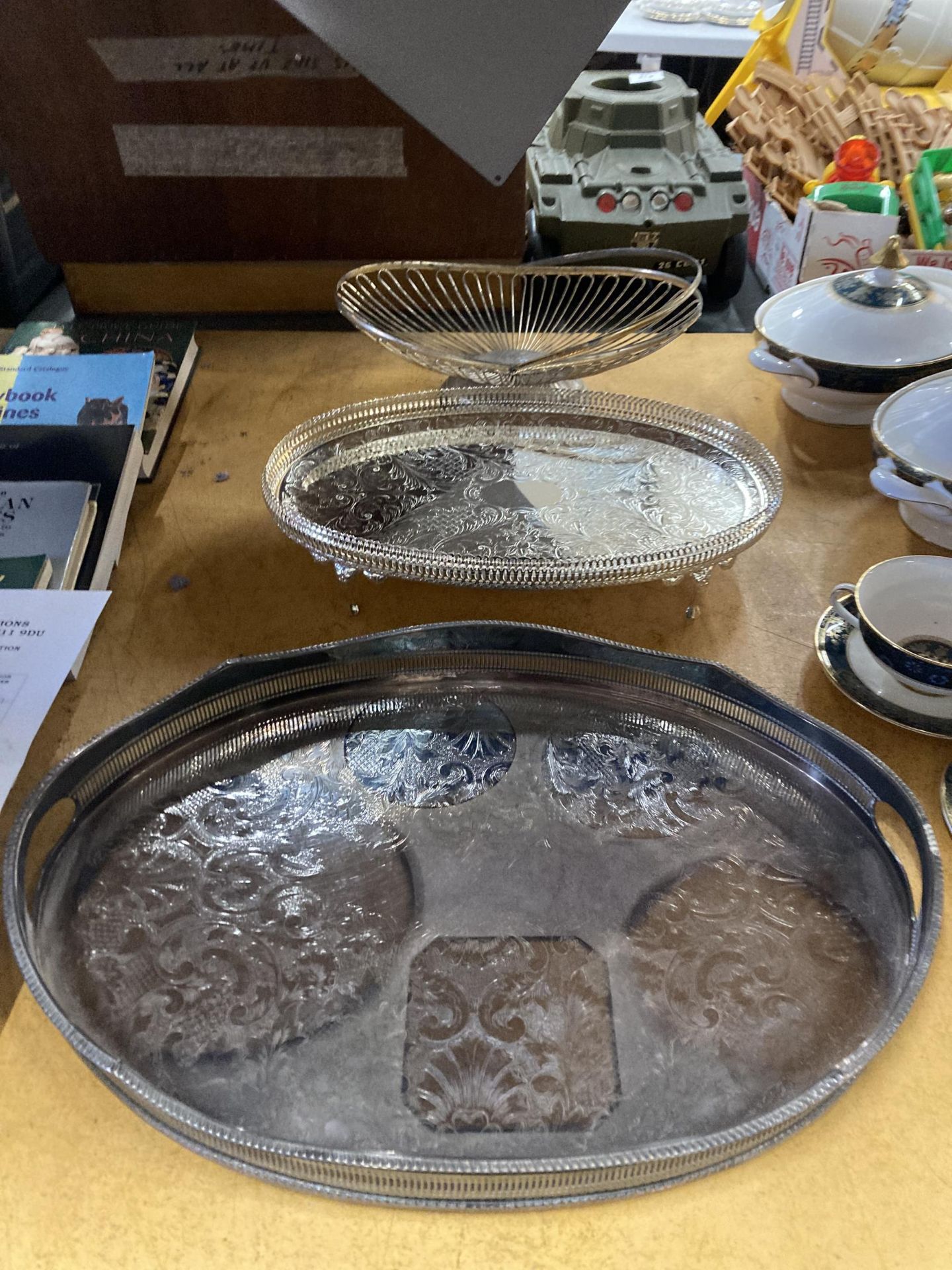 A GROUP OF THREE SILVER PLATED ITEMS, TWO DRINKS TRAYS AND A WIRE DESIGN BASKET