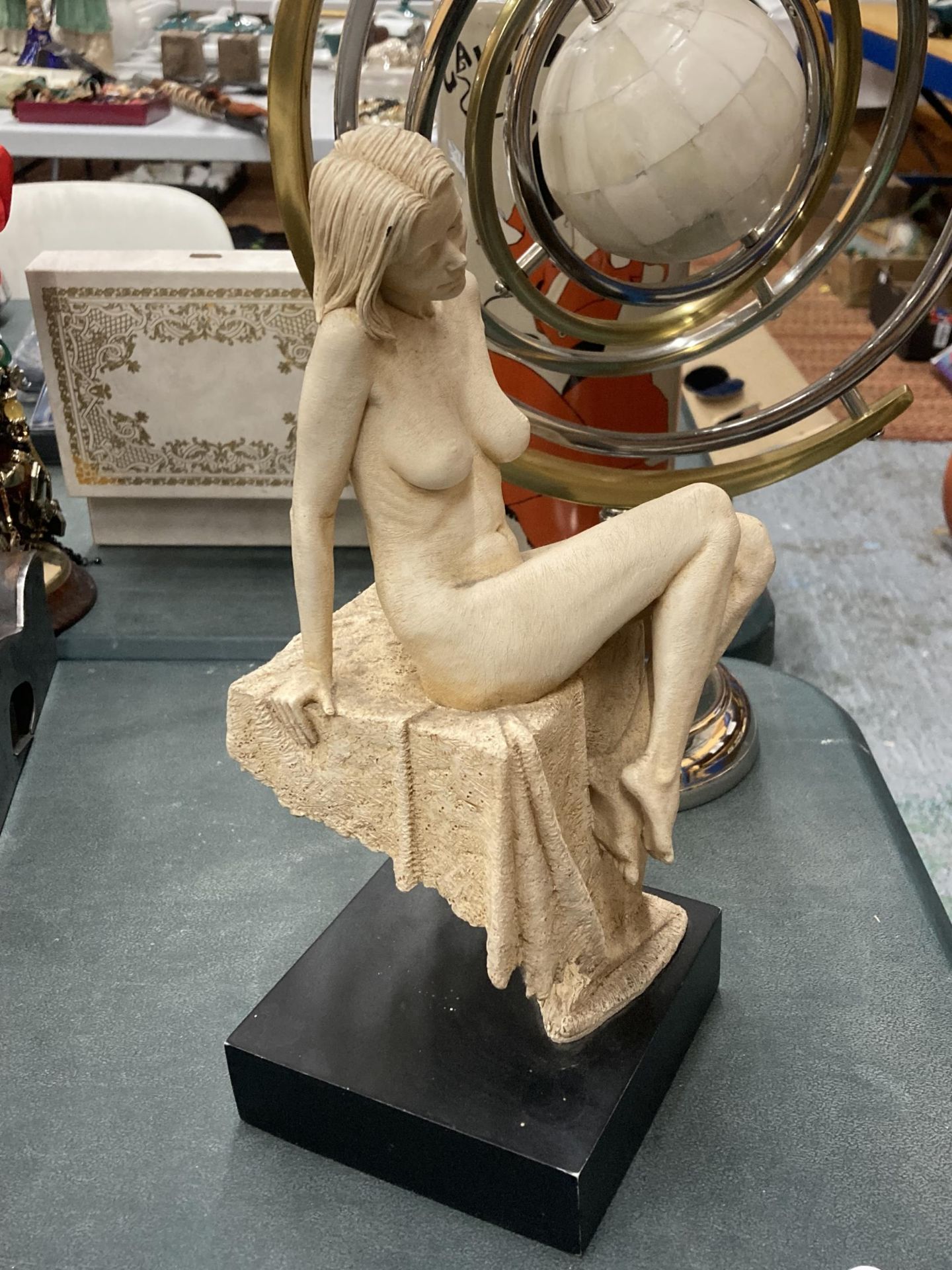 A STATUE OF A NUDE WOMAN ON BLACK BASE - Bild 2 aus 3