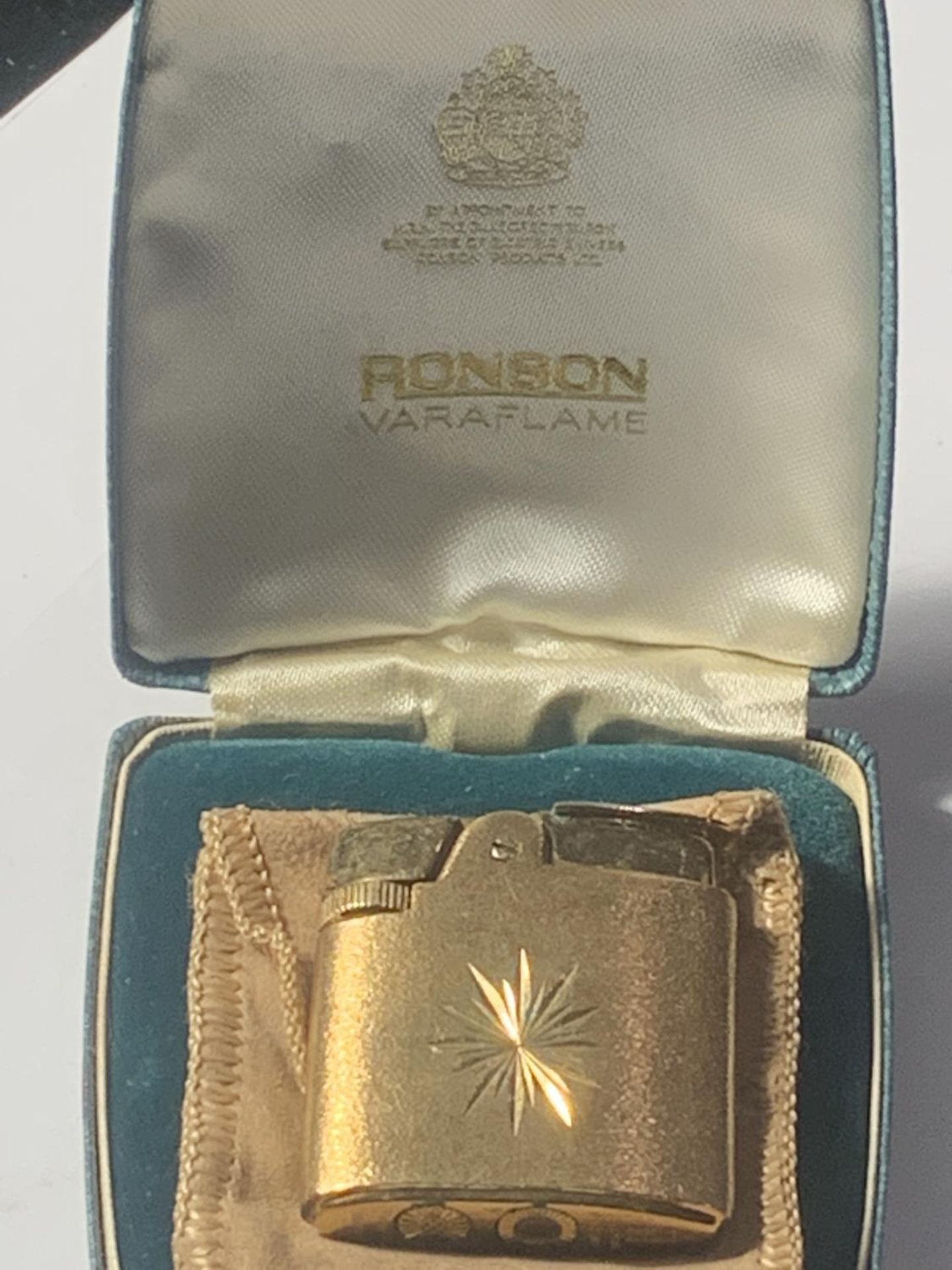 A VINTAGE VARAFLAME RONSON LIGHTER IN ORIGINAL PRESENTATION BOX