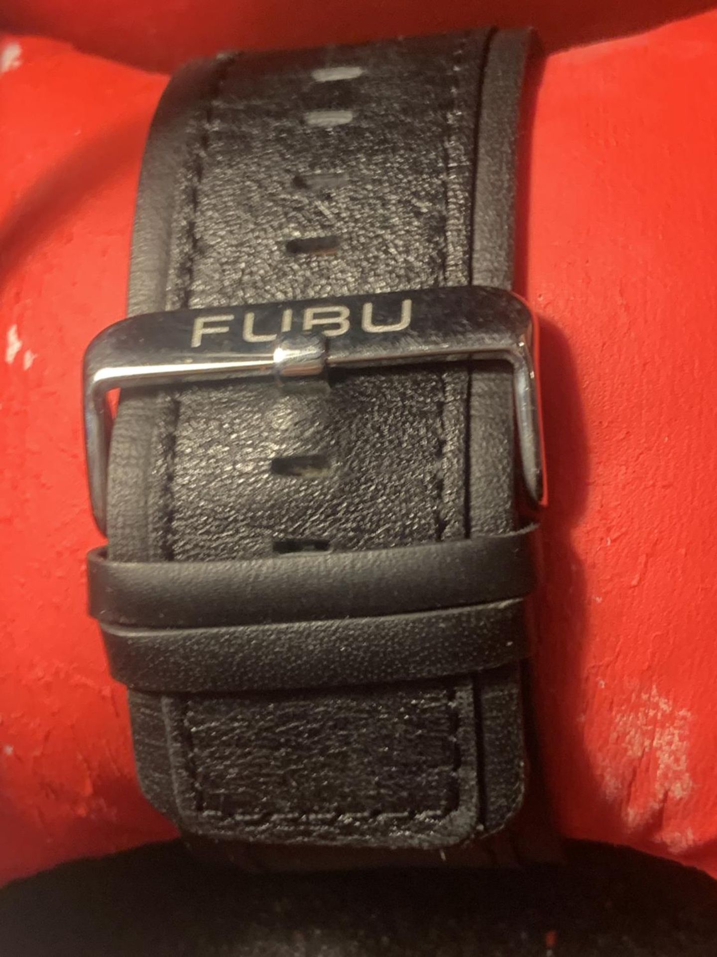 AN AS NEW AND BOXED FUBU WRISTWATCH SEEN WORKING BUT NO WARRANTY - Bild 3 aus 4