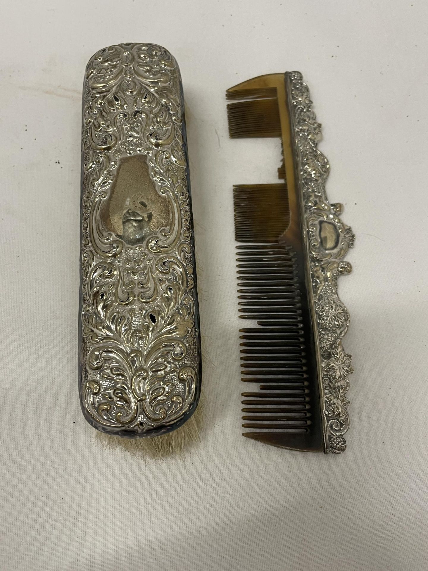 A HALLMARKED BIRMINGHAM SILVER BACKED SET OF TWO BRUSHES, A MIRROR AND COMB - Image 3 of 4