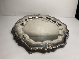 A HALLMARKED SHEFFIELD (ROSE) SALVER WITH THREE BALL AND CLAW FEET