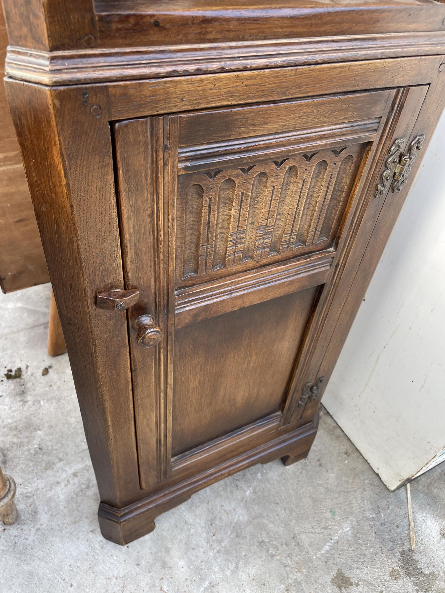 A REPRODUCTION OAK CORNER CUPBOARD WITH OPEN SHELVES TO THE UPPER PORTION, 17" WIDE - Image 3 of 4