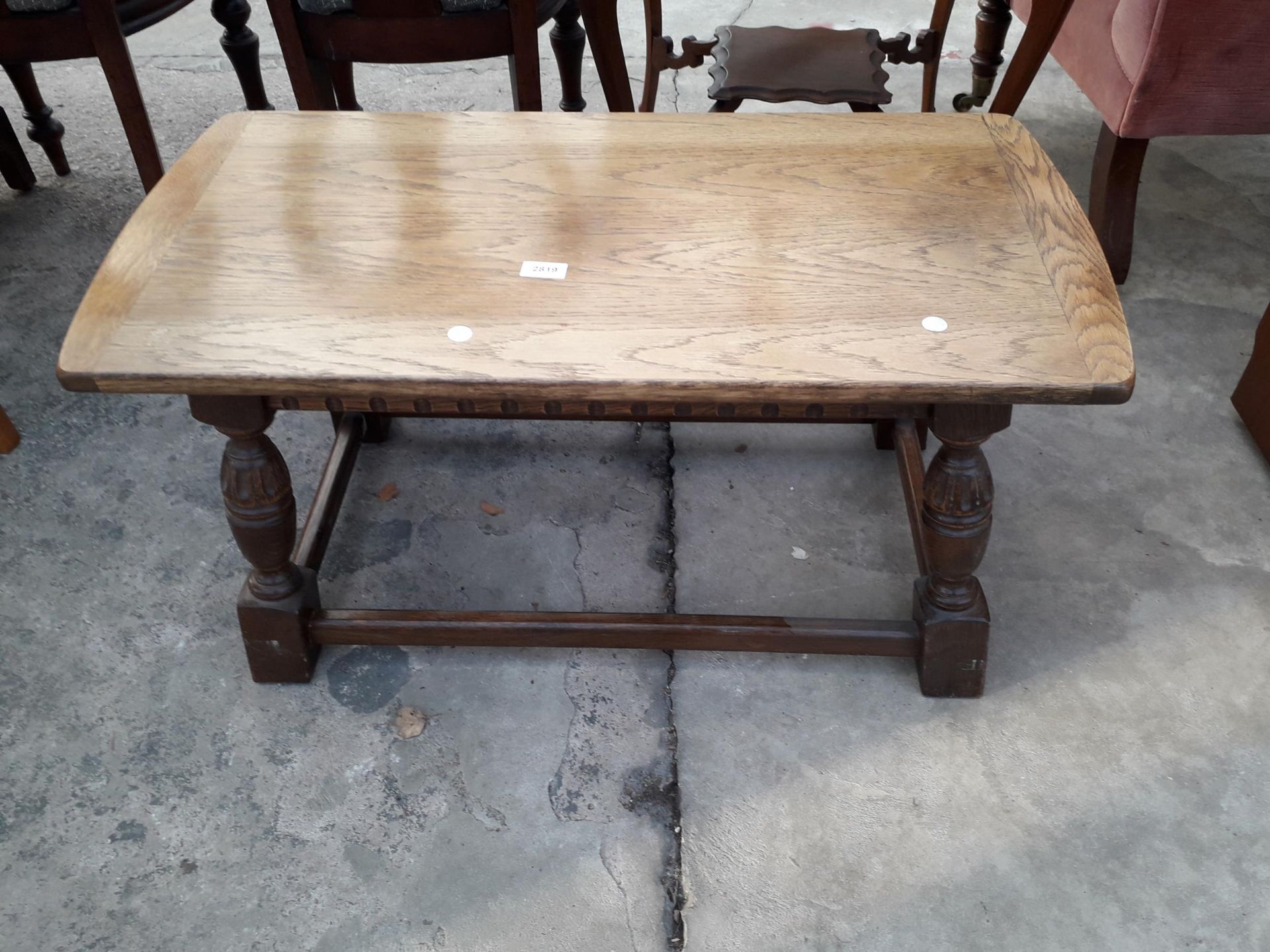 A MID 20TH CENTURY OAK COFFEE TABLE ON BULBOUS LEGS, 34 X 17"