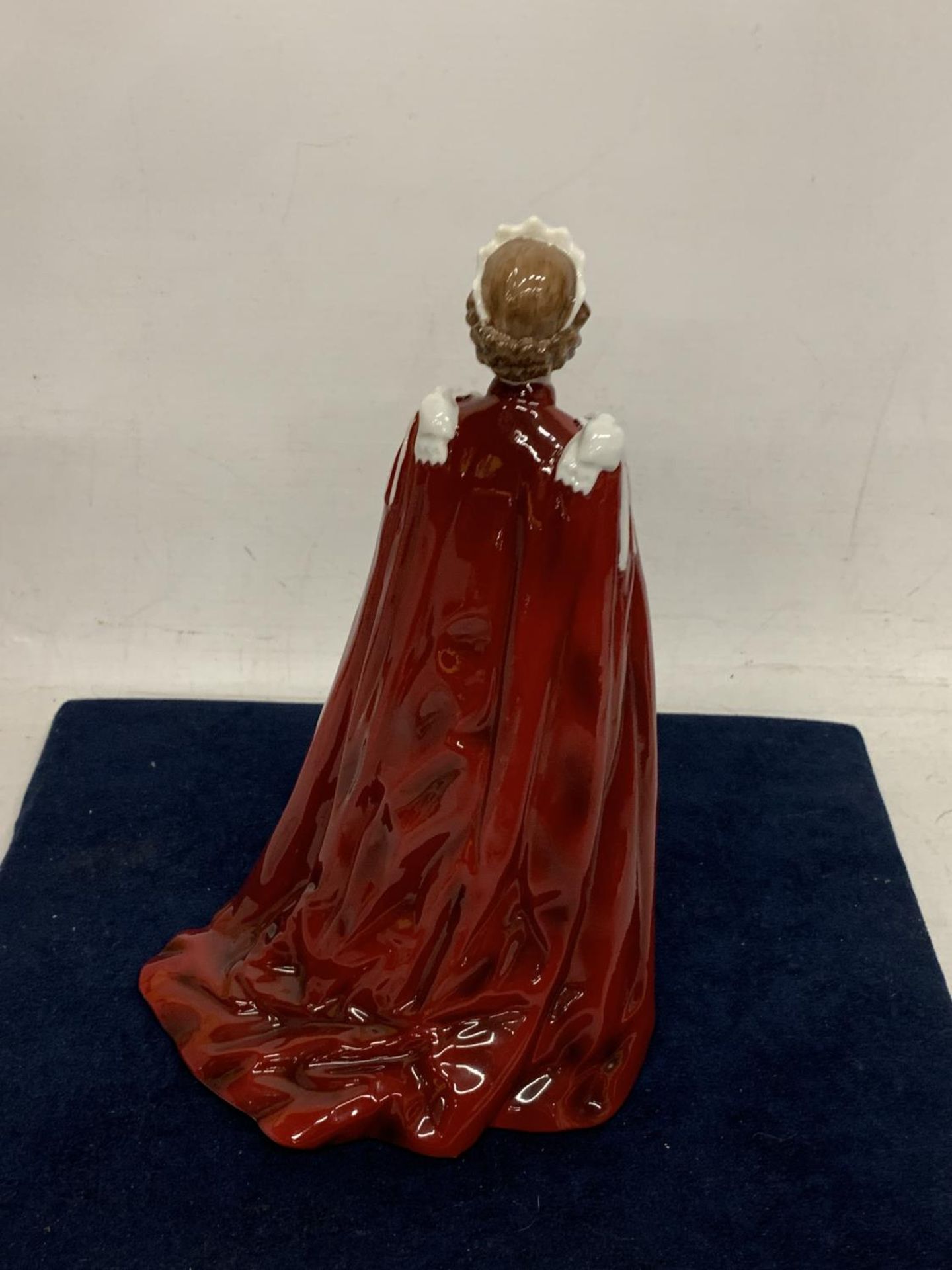 A BOXED ROYAL WORCESTER FIGURE OF THE QUEEN TO CELEBRATE HER 80TH BIRTHDAY - Image 2 of 3