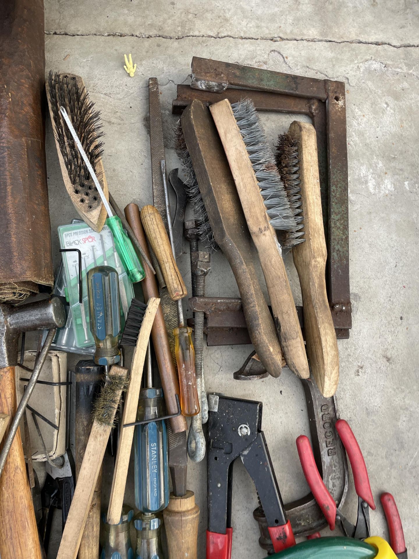 A LARGE QUANTITY OF ASSORTED HAND TOOLS TO INCLUDE FILES, SCREW DRIVERS AND HAMMERS ETC - Bild 3 aus 5