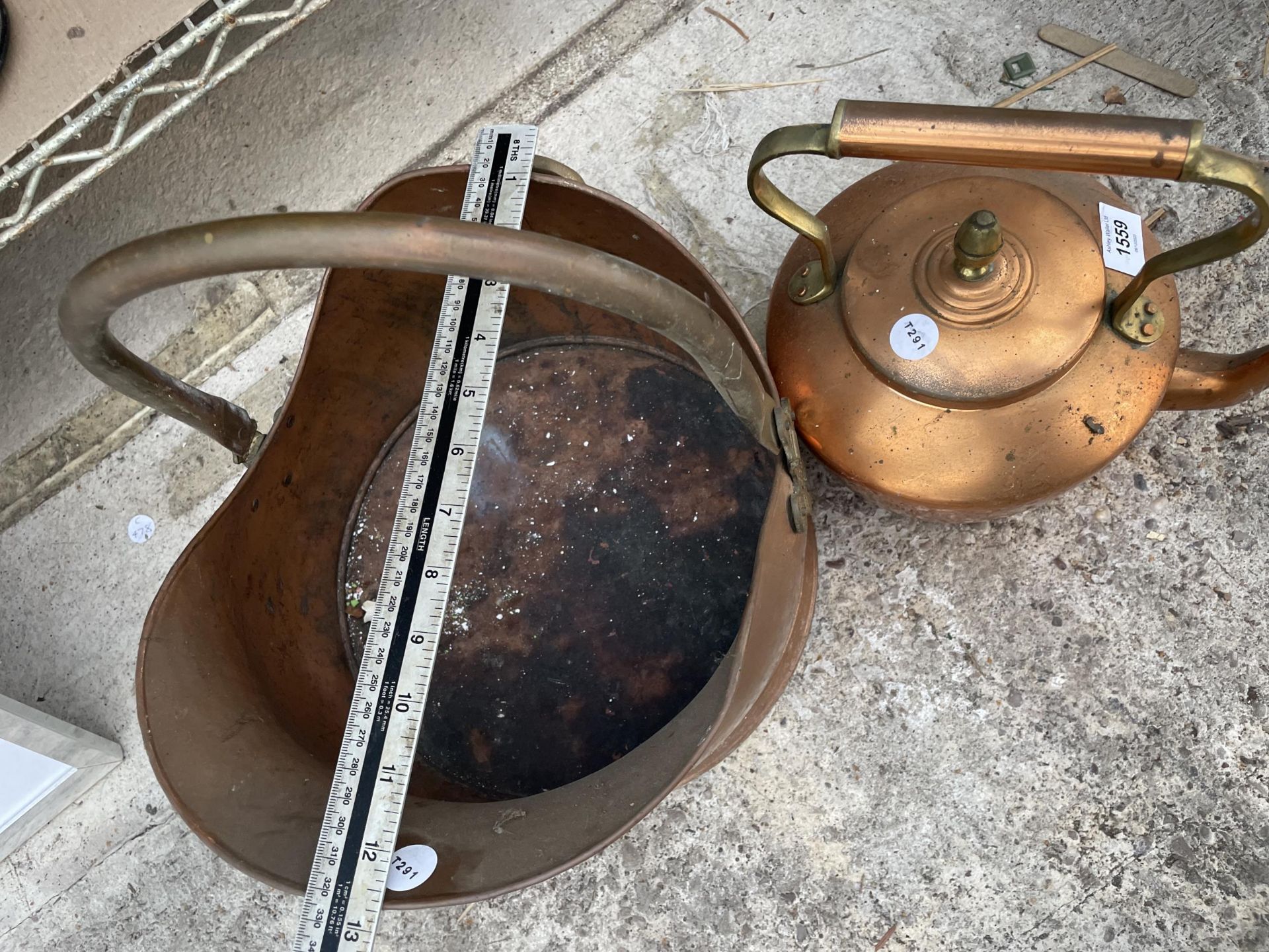 A VINTAGE COPPER COAL BUCKET AND A VINTAGE COPPER KETTLE - Image 2 of 2