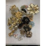 A MIXED LOT OF COSTUME JEWELLERY BROOCHES