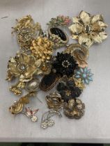 A MIXED LOT OF COSTUME JEWELLERY BROOCHES