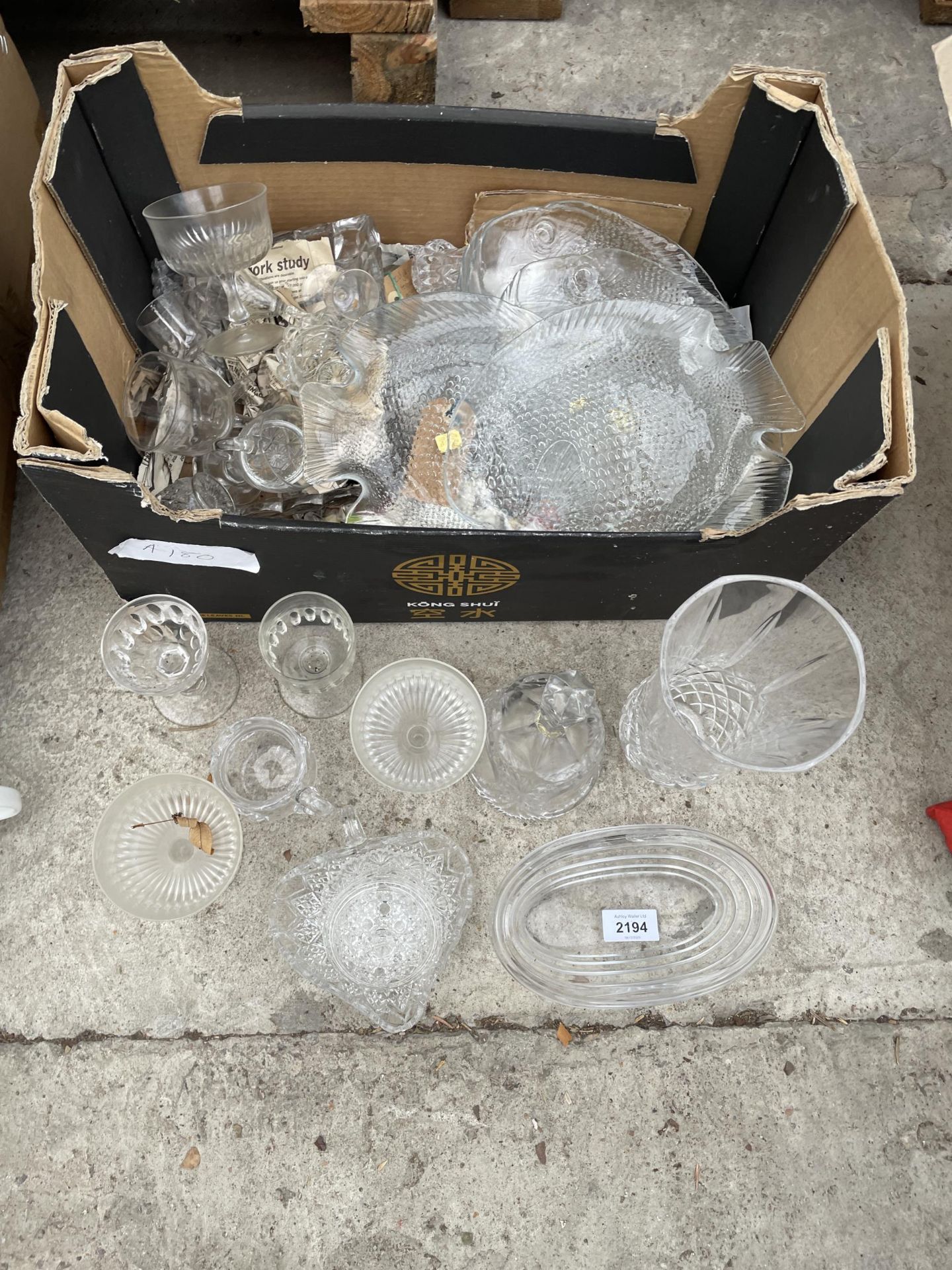 AN ASSORTMENT OF GLASS WARE TO INCLUDE PLATES AND VASES ETC