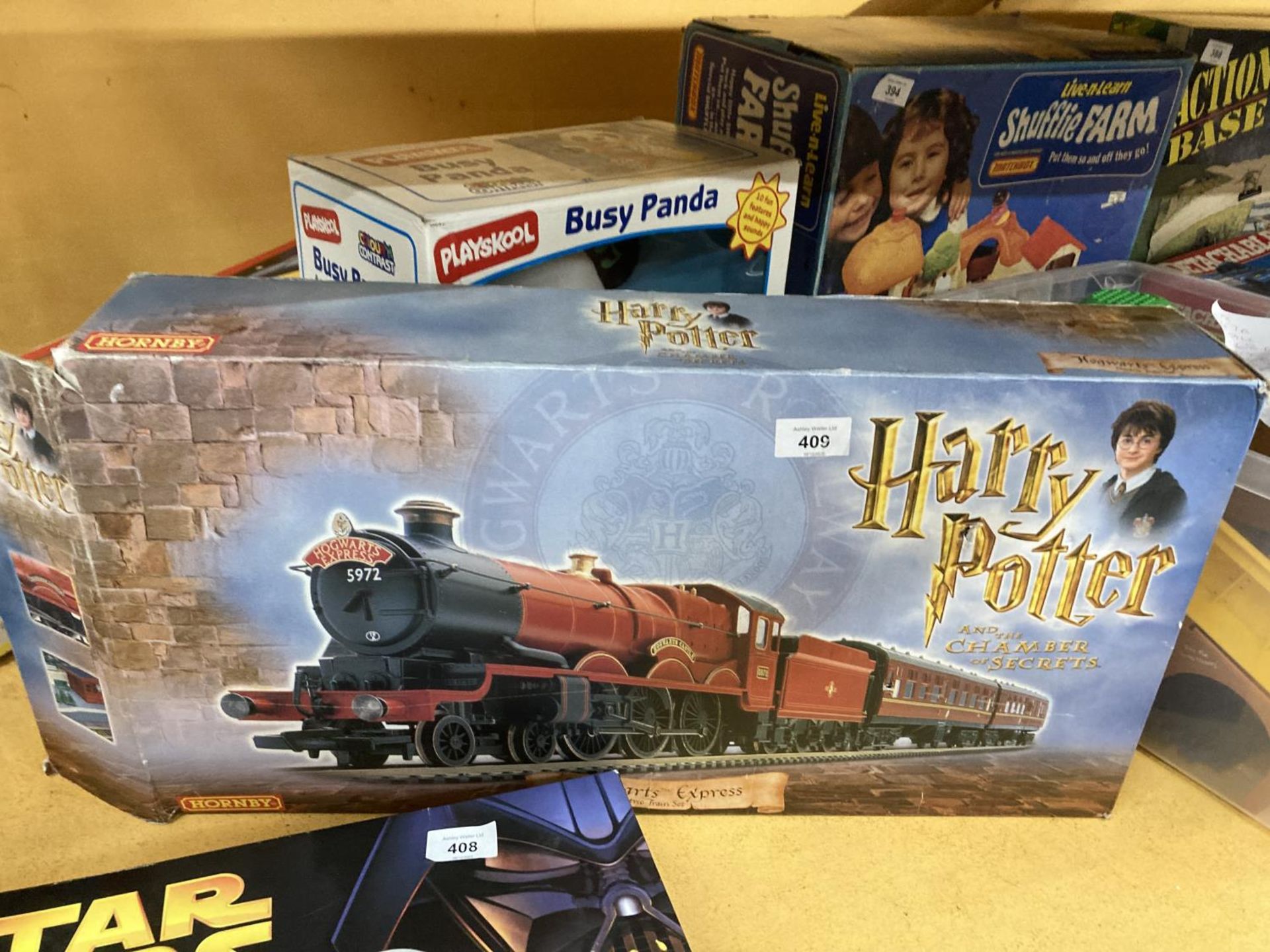 A HORNBY HARRY POTTER AND THE CHAMBER OF SECRETS HOGWARTS EXPRESS ELECTRIC TRAIN SET