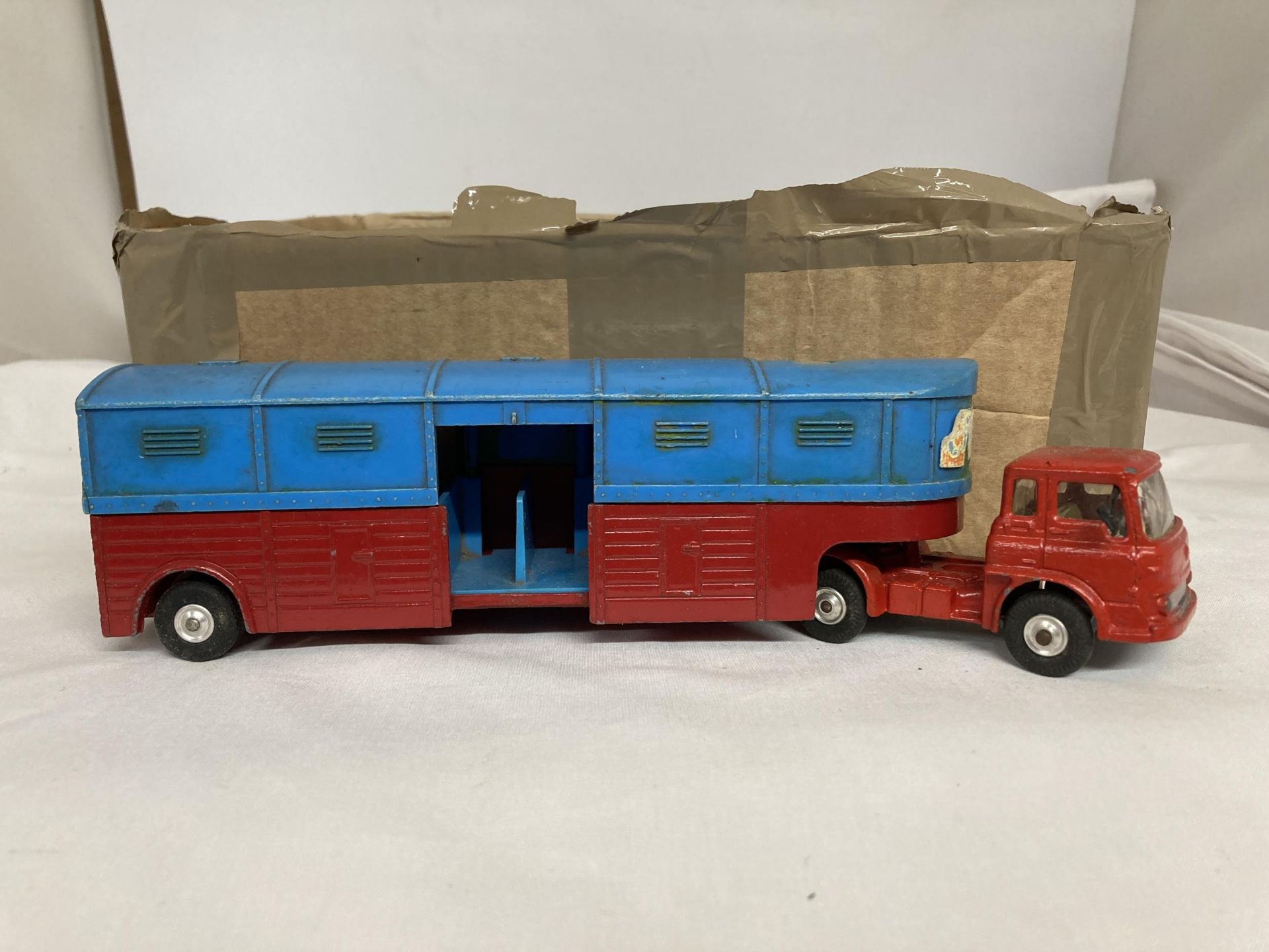 THREE CORGI (PLAYWORN) TO INCLUDE TWO BEDFORD TK'S AND A FORD ARTIC LORRY - Image 2 of 4