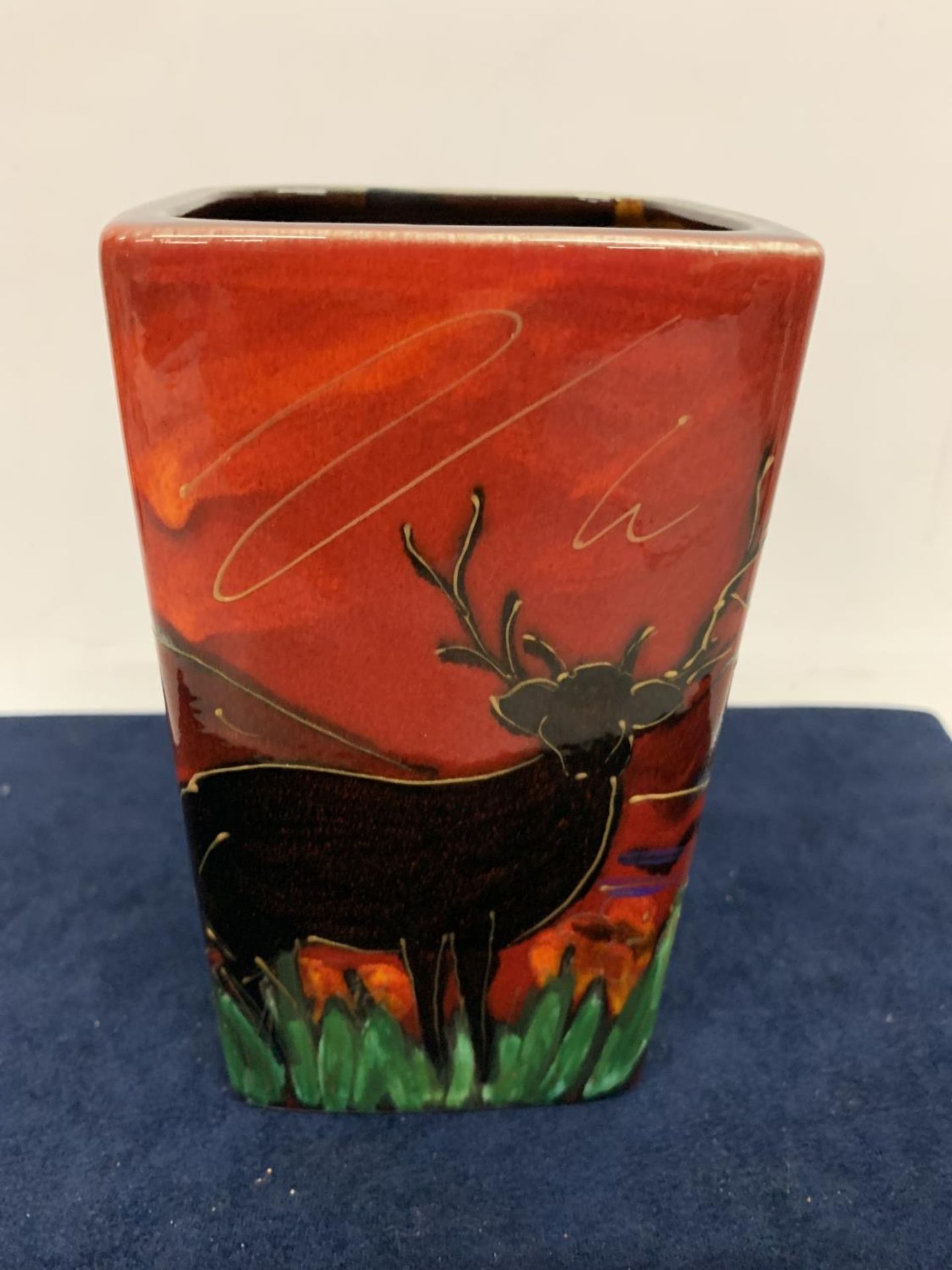 AN ANITA HARRIS HAND PAINTED AND SIGNED IN GOLD SQUARE VASE WITH STAG DECORATION