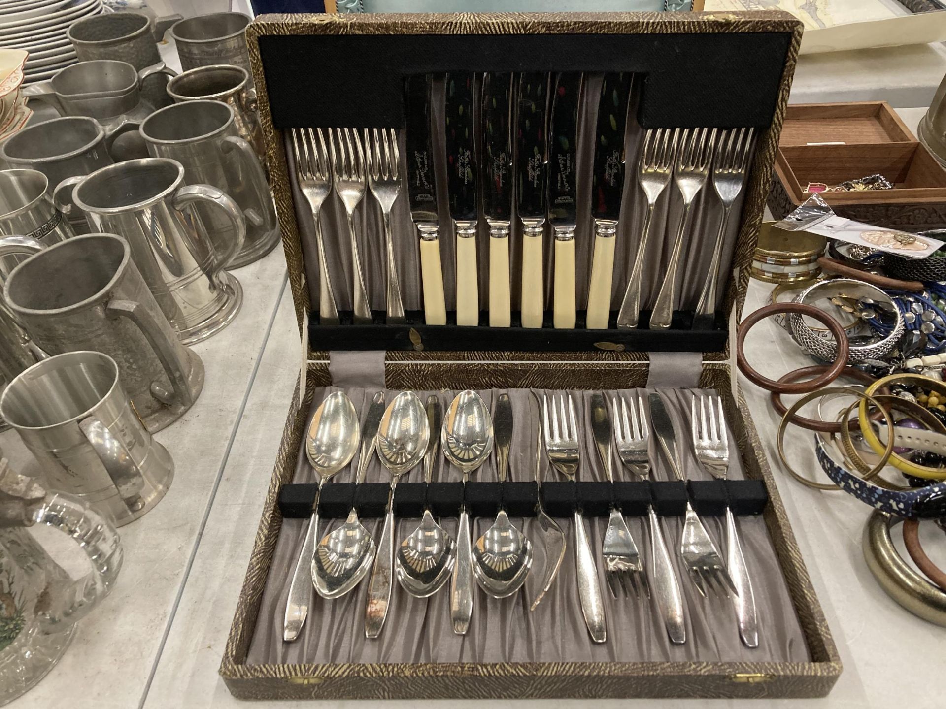 TWO CASED SILVER PLATED CUTLERY SETS TO INCLUDE BLUE SILK LINED AND MAHOGANY EXAMPLE - Bild 2 aus 7