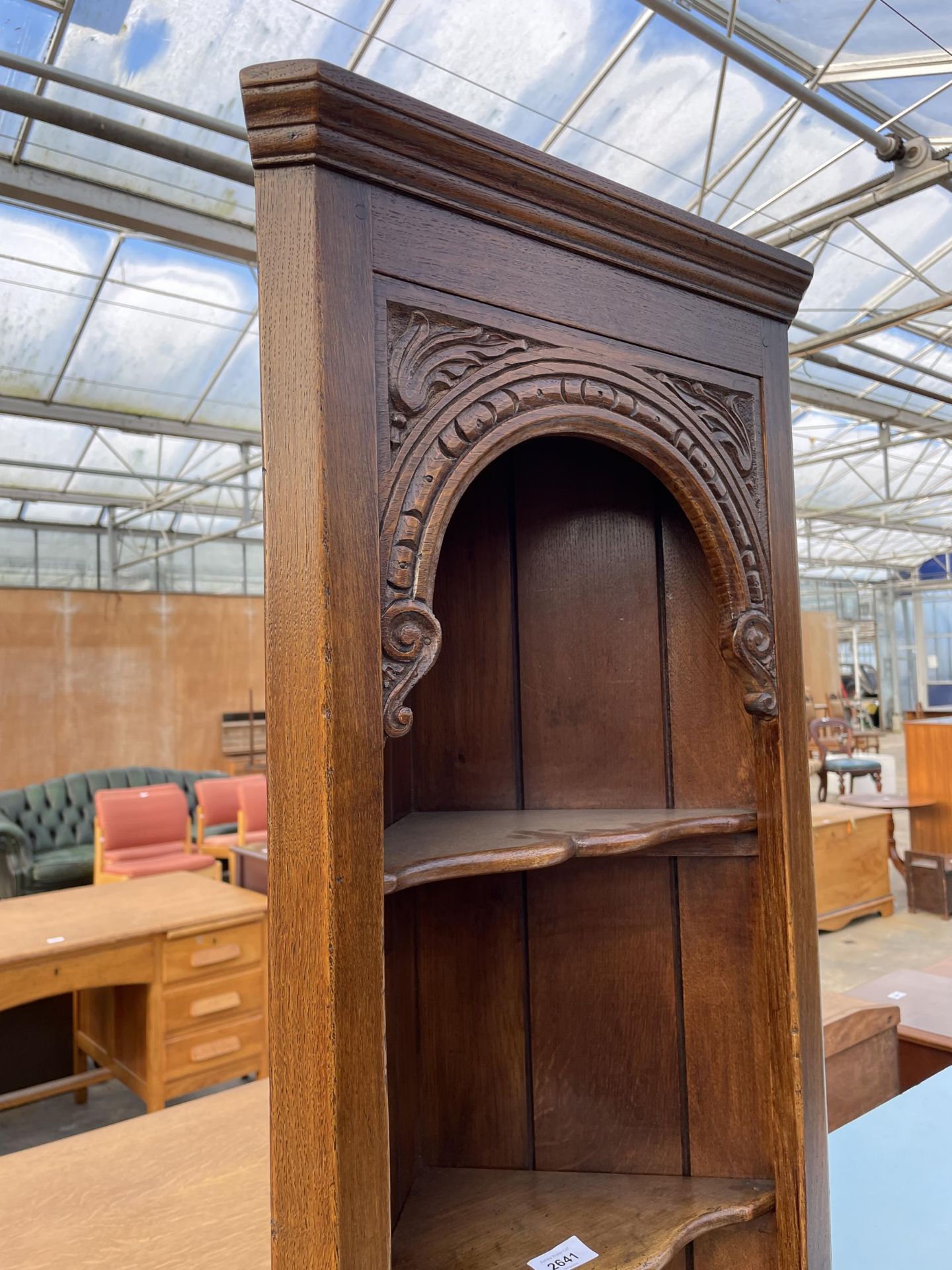A REPRODUCTION OAK CORNER CUPBOARD WITH OPEN SHELVES TO THE UPPER PORTION, 17" WIDE - Image 2 of 4