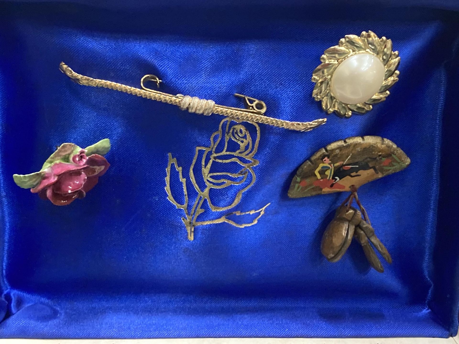 A GROUP OF ASSORTED COSTUME JEWELLERY TO INCLUDE WOODEN DISPLAY STAND AND BOX OF BROOCHES - Image 2 of 4