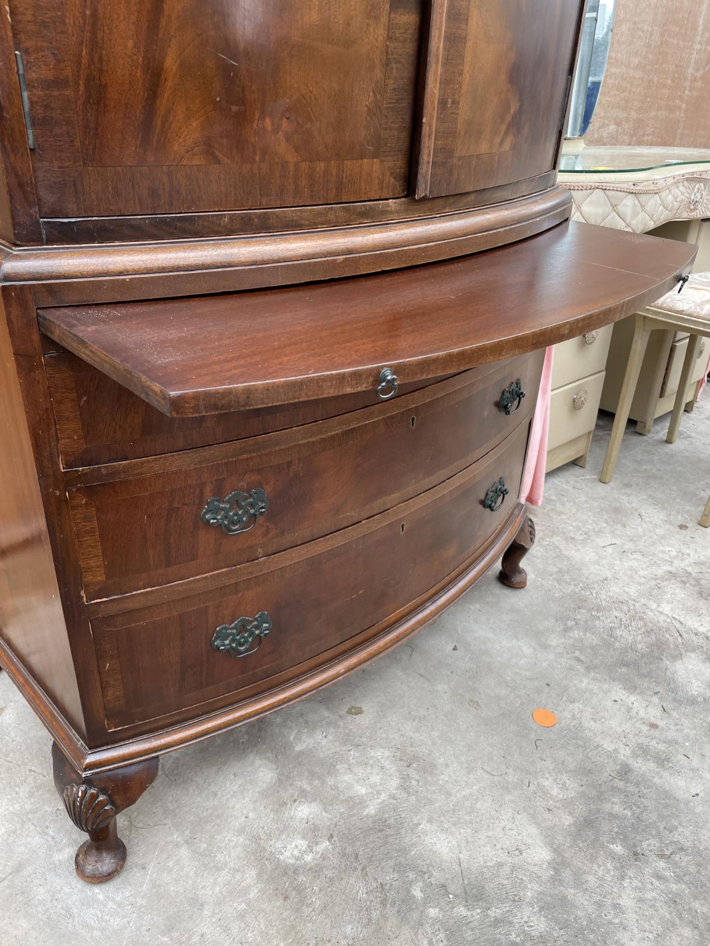 A 19TH CENTURY MAHOGANY AND CROSSBANDED BOWFRONTED PRESS STYLE CUPBOARD WITH THREE GRADUATED DRAWERS - Image 5 of 6