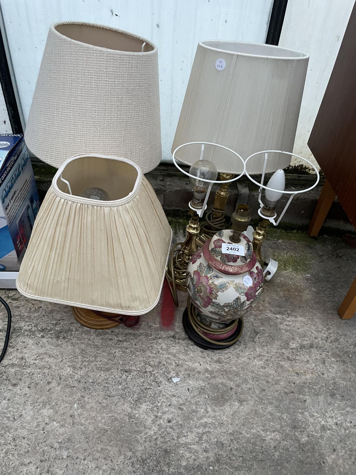AN ASSORTMENT OF TABLE LAMPS TO INCLUDE TWO PAIRS OF BRASS EXAMPLES